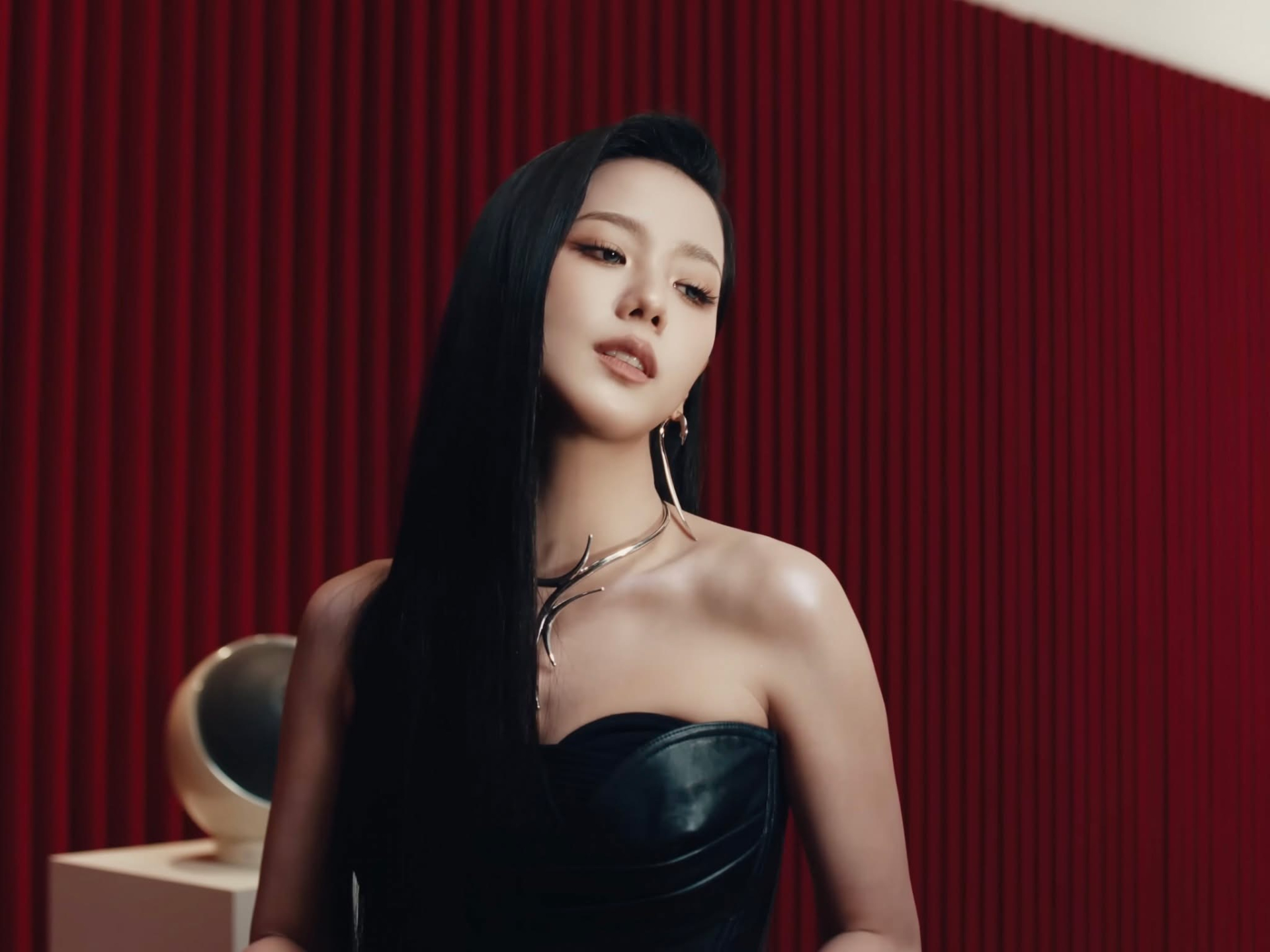 “Cặp đôi mafia” Jisoo x Zayn Malik khiến khán giả mãn nhãn với visual đỉnh cao trong MV “Eyes Closed” - ảnh 2