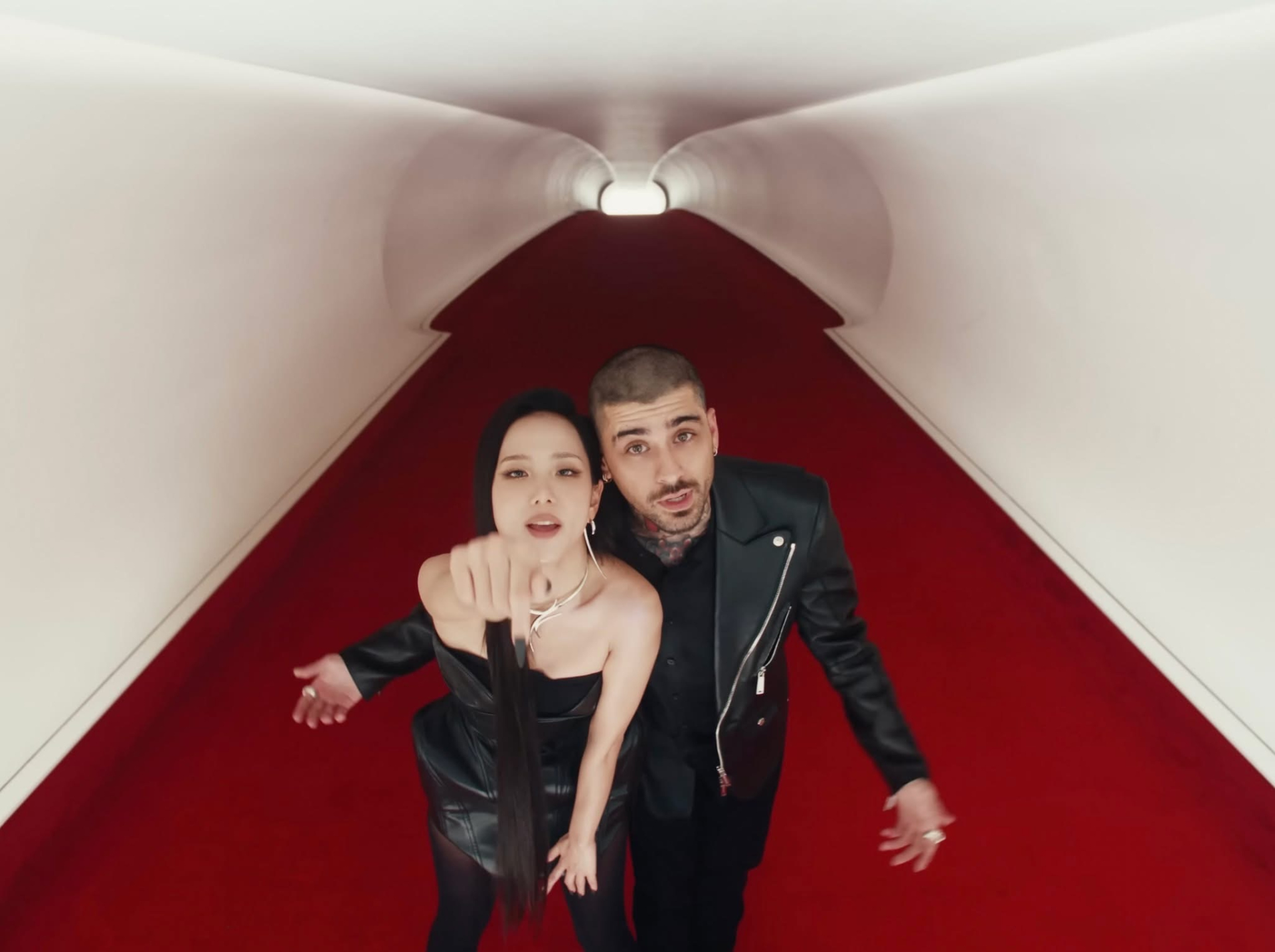“Cặp đôi mafia” Jisoo x Zayn Malik khiến khán giả mãn nhãn với visual đỉnh cao trong MV “Eyes Closed” - ảnh 5
