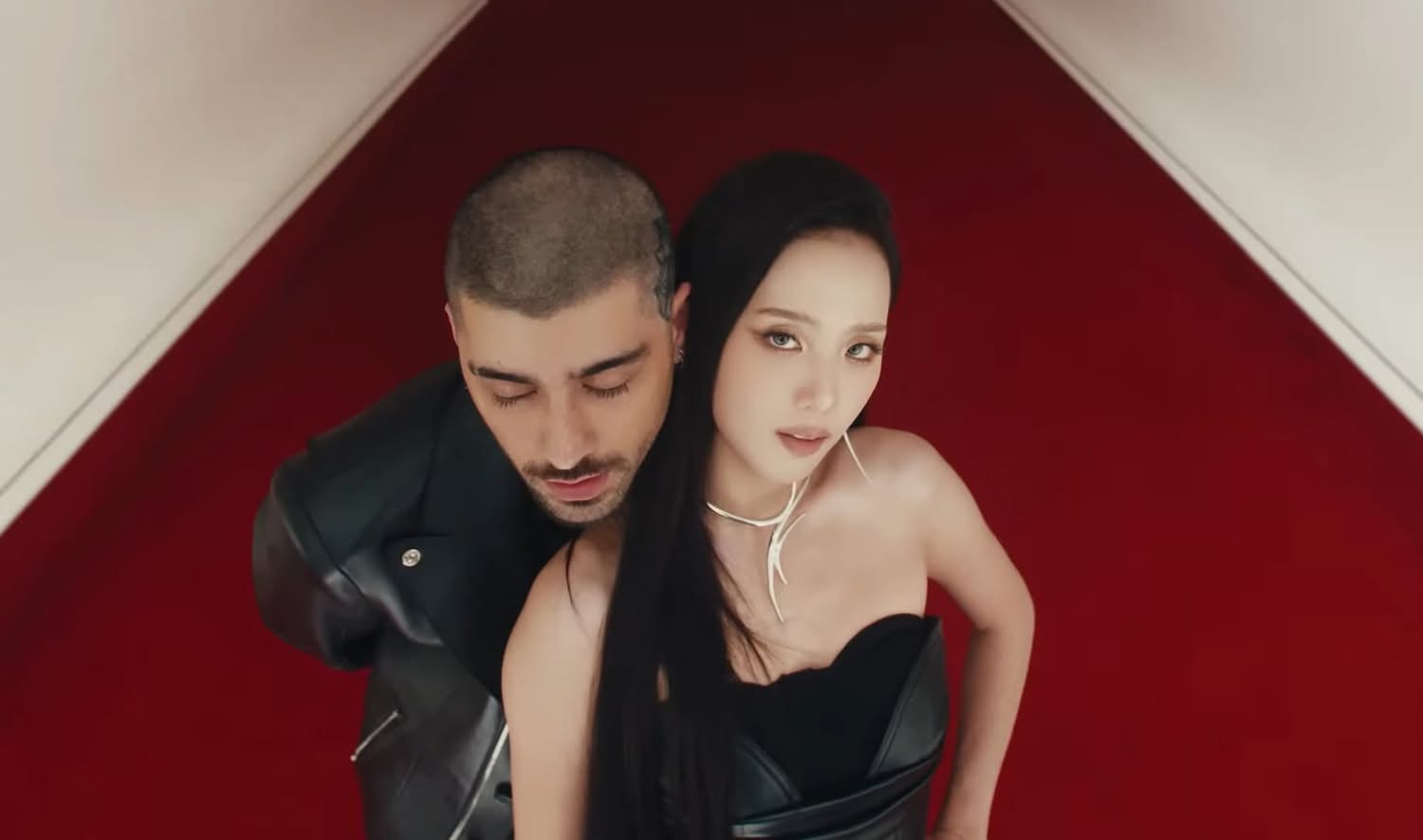 “Cặp đôi mafia” Jisoo x Zayn Malik khiến khán giả mãn nhãn với visual đỉnh cao trong MV “Eyes Closed” - ảnh 4