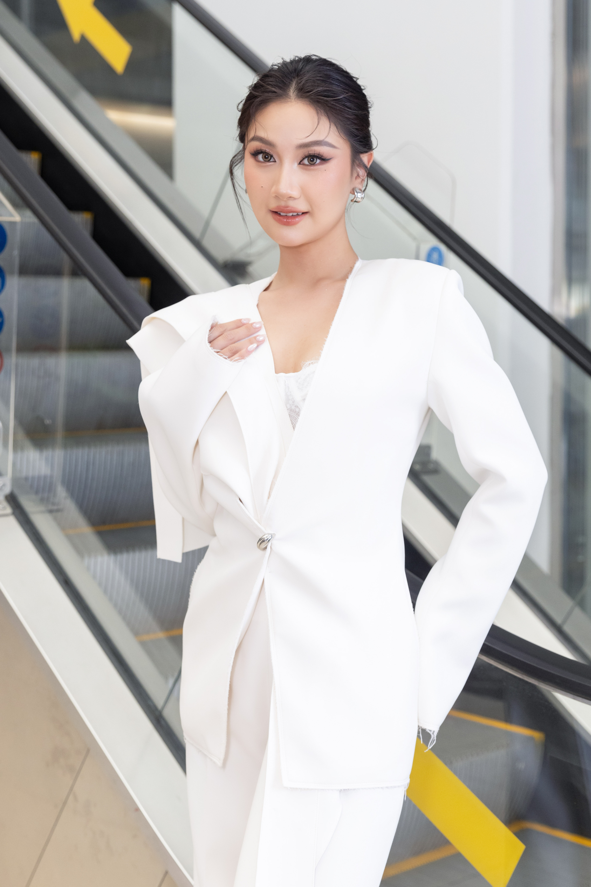 Phương Linh đặt mục tiêu Top 5 Miss Cosmo để “cất tiếng nói người Việt trên đấu trường quốc tế” - ảnh 1