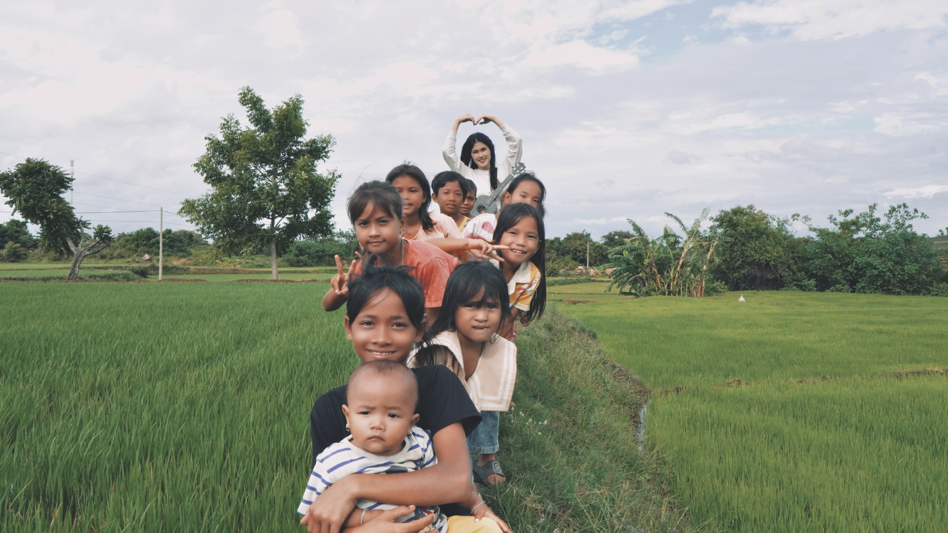 Phúc Anh mời các em bé trong làng phong đóng MV Trẻ Vùng Cao - ảnh 3