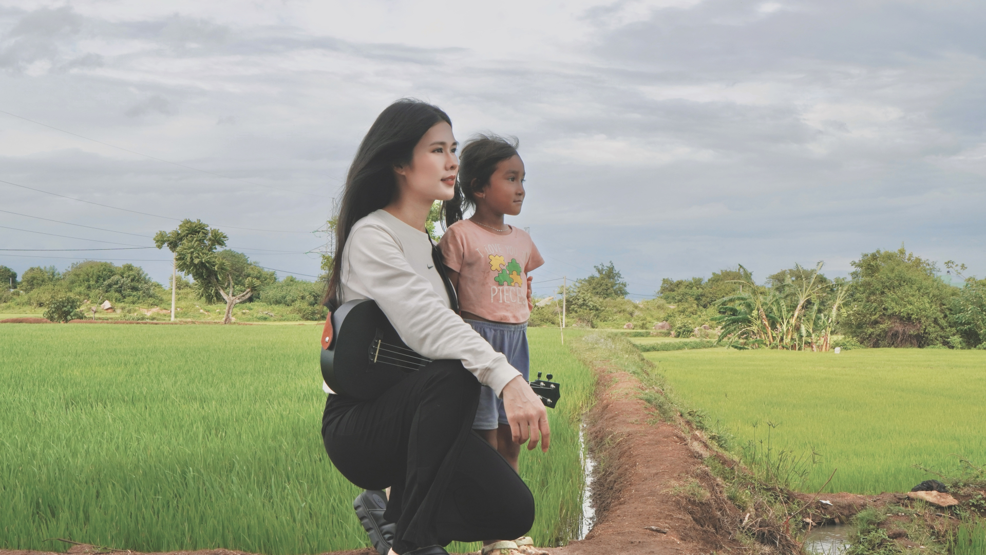 Phúc Anh mời các em bé trong làng phong đóng MV Trẻ Vùng Cao - ảnh 2