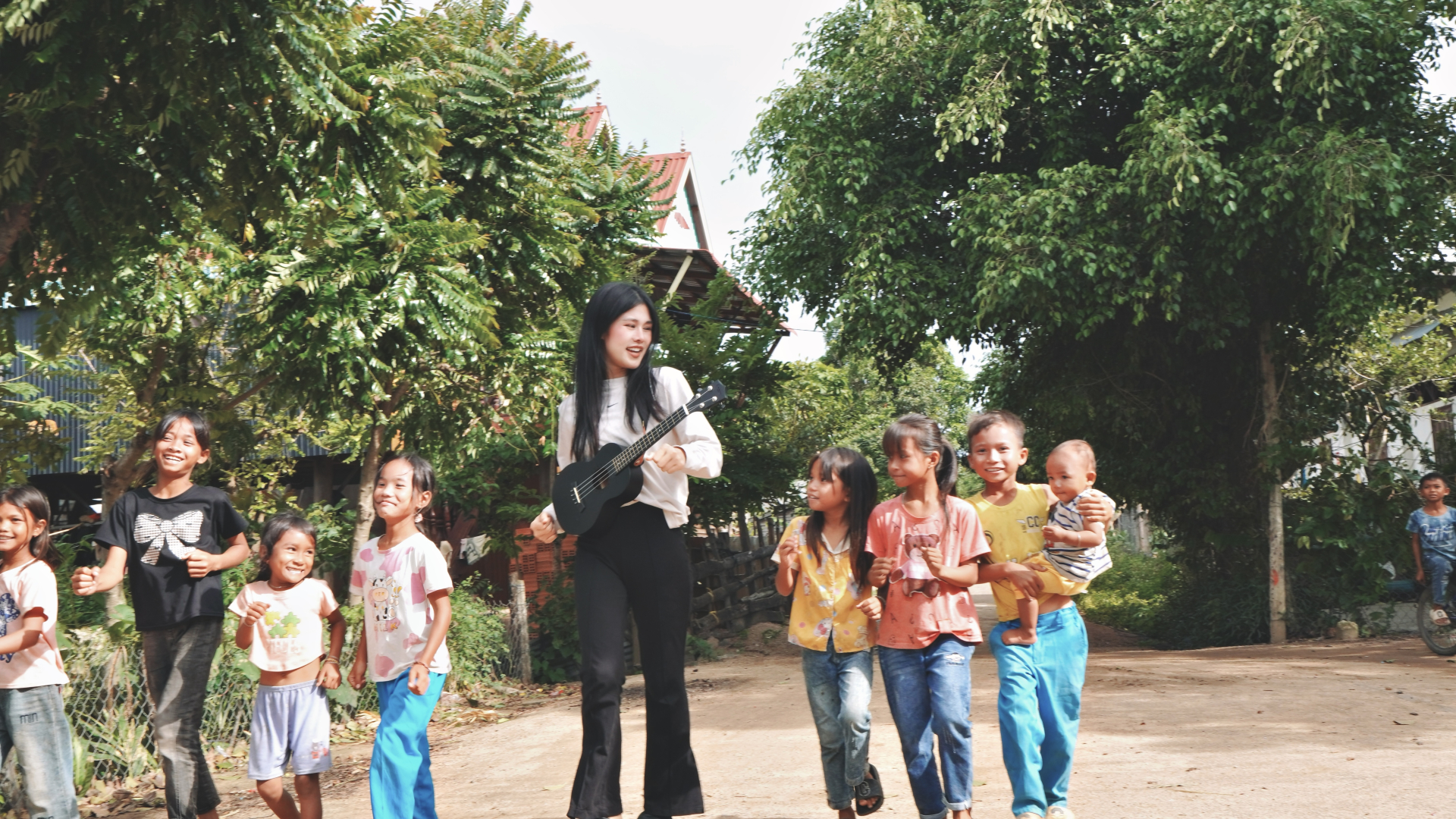 Phúc Anh mời các em bé trong làng phong đóng MV Trẻ Vùng Cao - ảnh 1