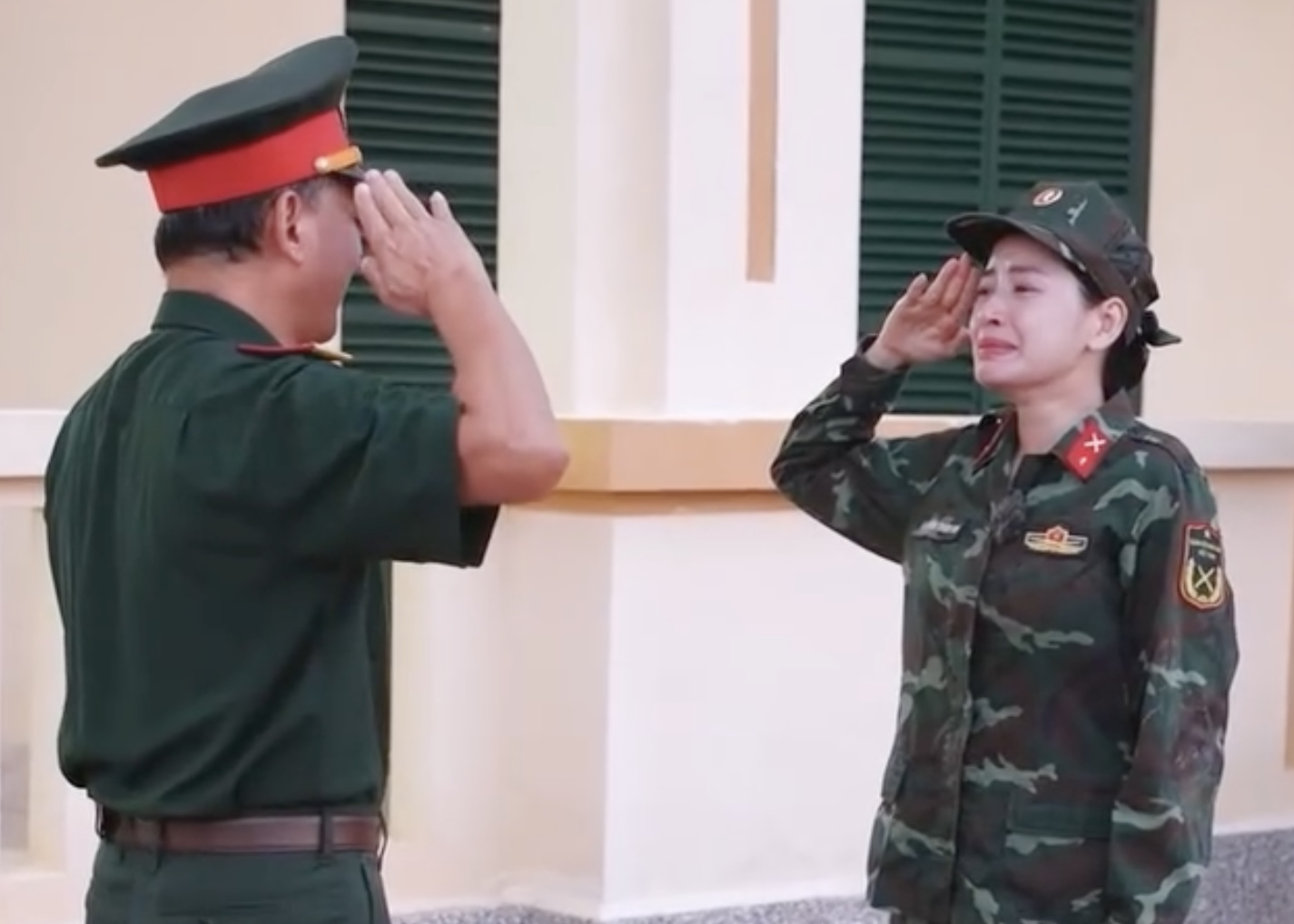 “Bông hồng thép” Chi Pu bật khóc khi gặp đồng chí bố ở Sao nhập ngũ - ảnh 1