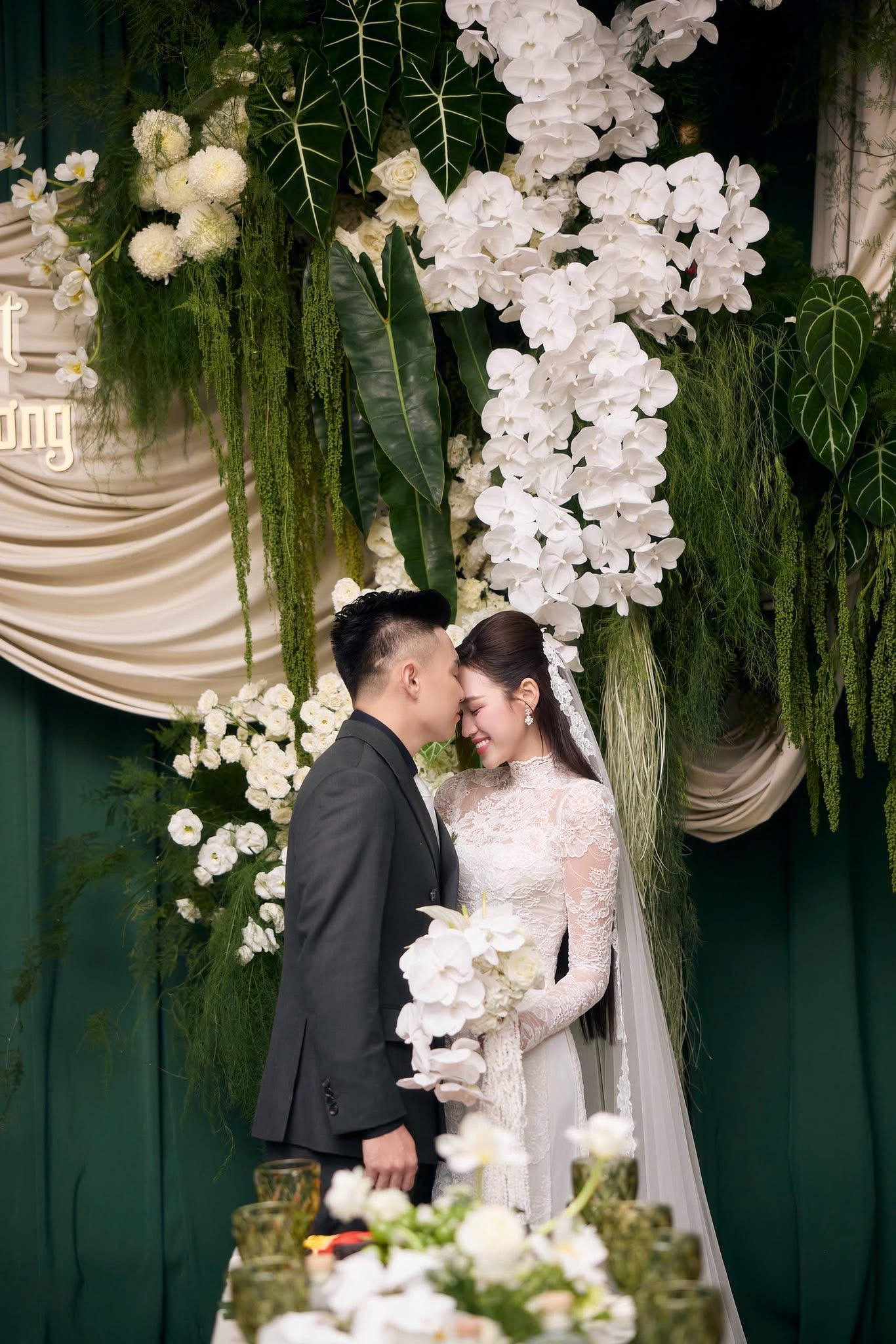 Giây phút xúc động khi bố Hoa hậu Đỗ Thị Hà dắt tay chàng rể “thiếu gia” - ảnh 3