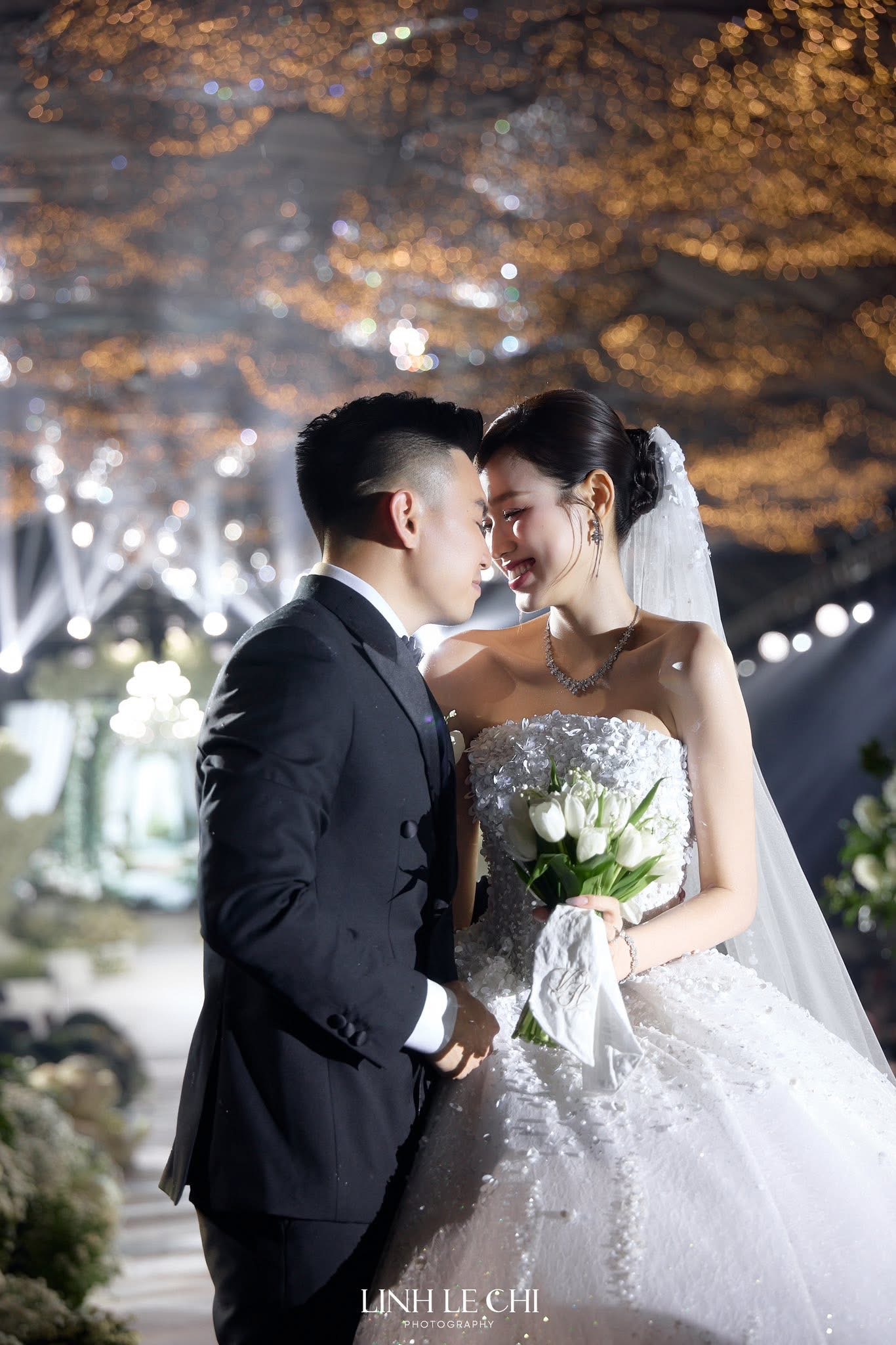 Loài hoa “đắt đỏ” được đầu tư cho lễ cưới Hoa hậu Đỗ Hà và chàng rể thiếu gia - ảnh 1