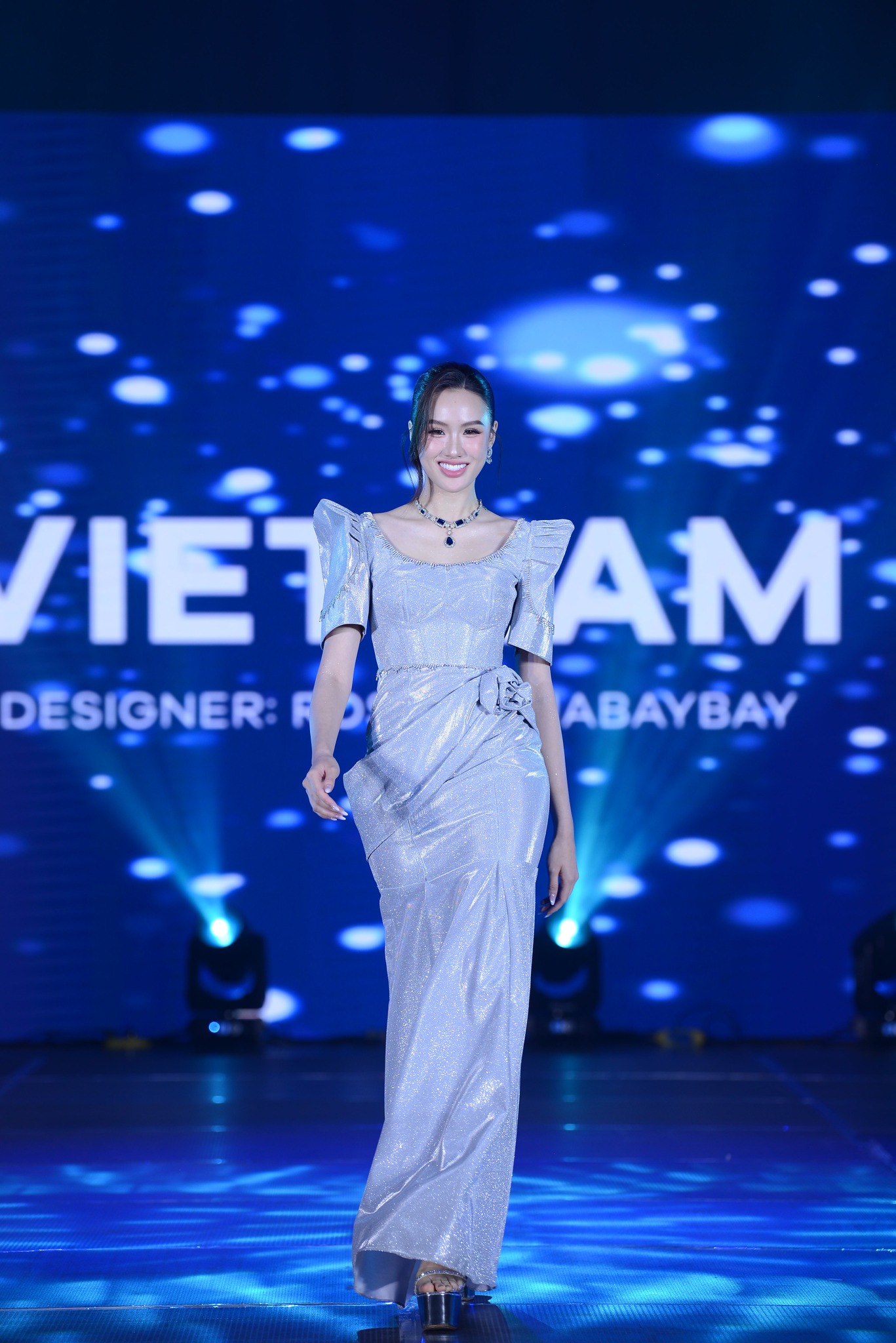 Trịnh Mỹ Anh tỏa sáng với tiết mục 'Giai điệu Việt Nam mình' và giao lưu với các sinh viên tại Miss Earth 2025 - ảnh 4