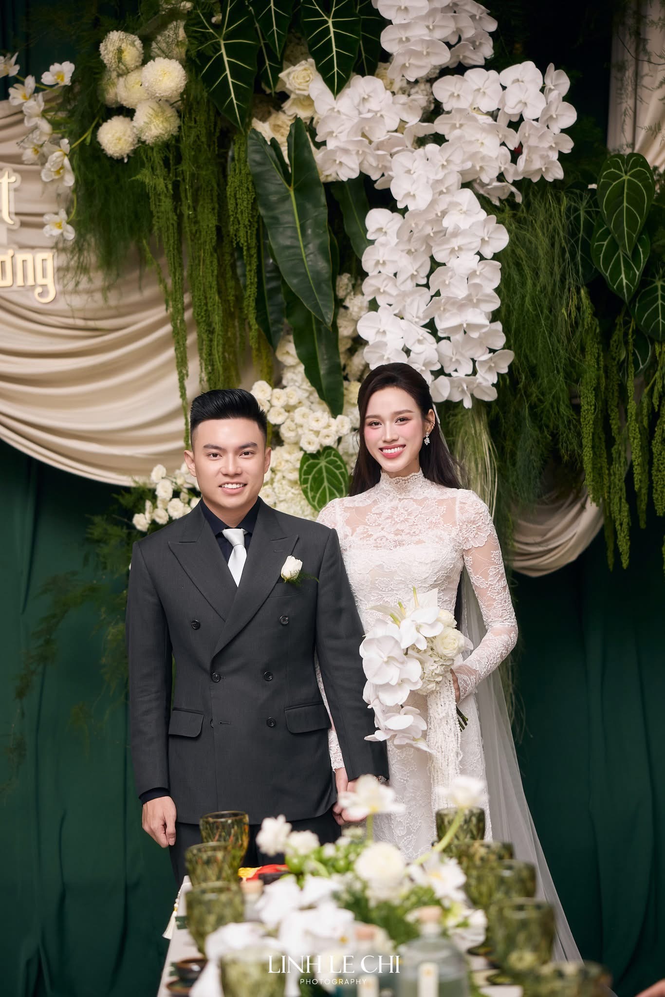Chồng Đỗ Thị Hà diện ba bộ suit phong cách “quý ông thượng lưu”' trong ngày cưới - ảnh 1