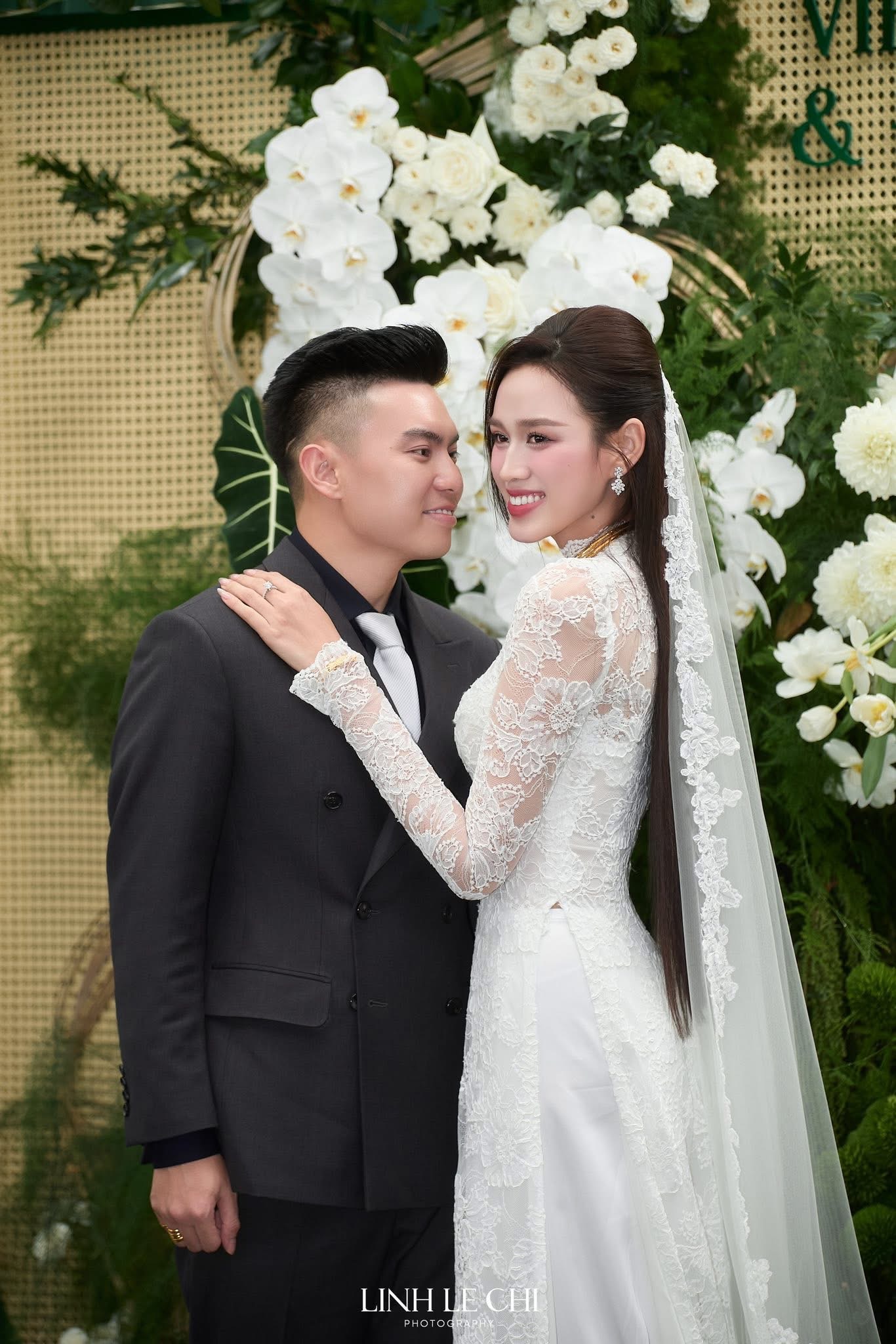 Chồng Đỗ Thị Hà diện ba bộ suit phong cách “quý ông thượng lưu”' trong ngày cưới - ảnh 2