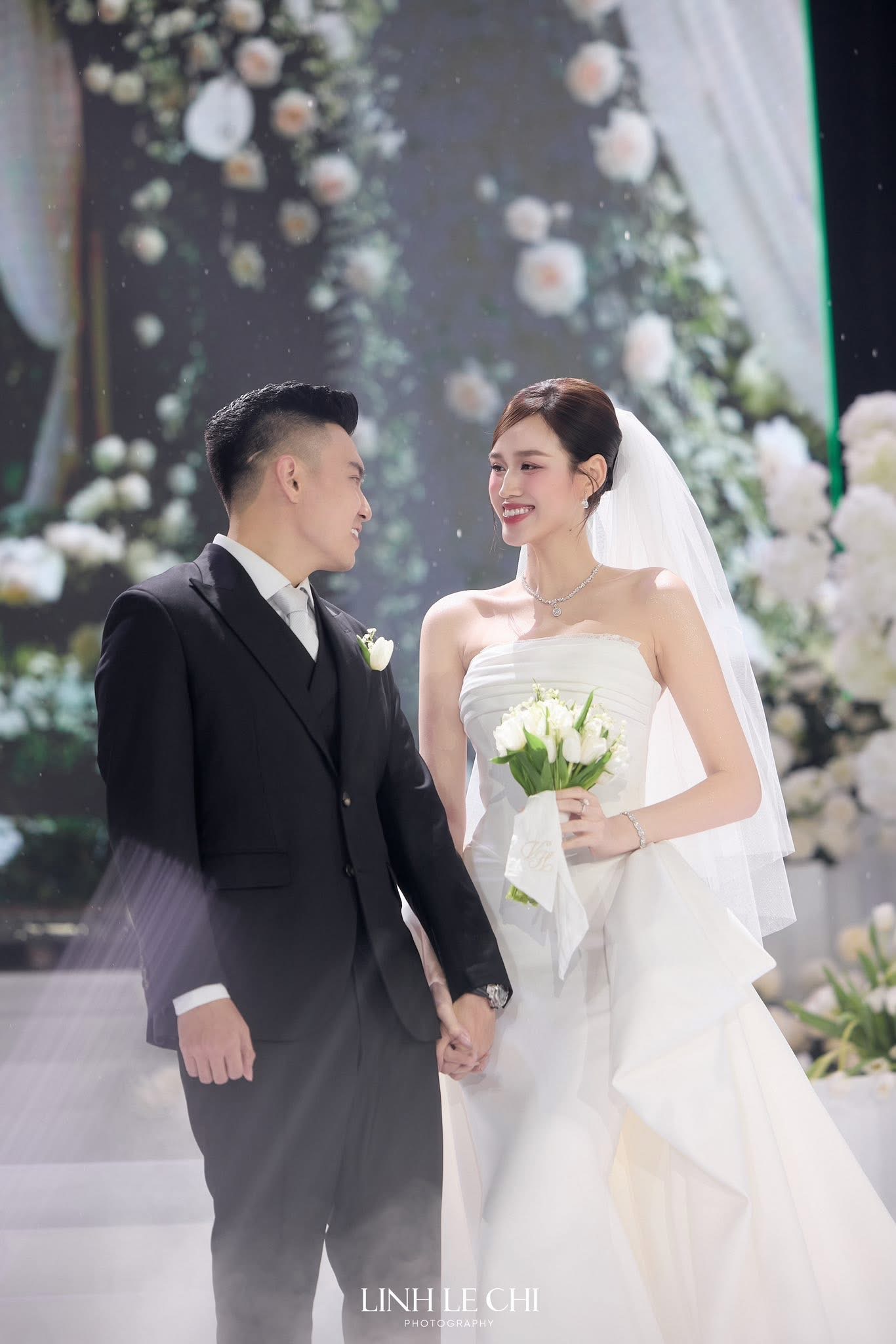 Chồng Đỗ Thị Hà diện ba bộ suit phong cách “quý ông thượng lưu”' trong ngày cưới - ảnh 3