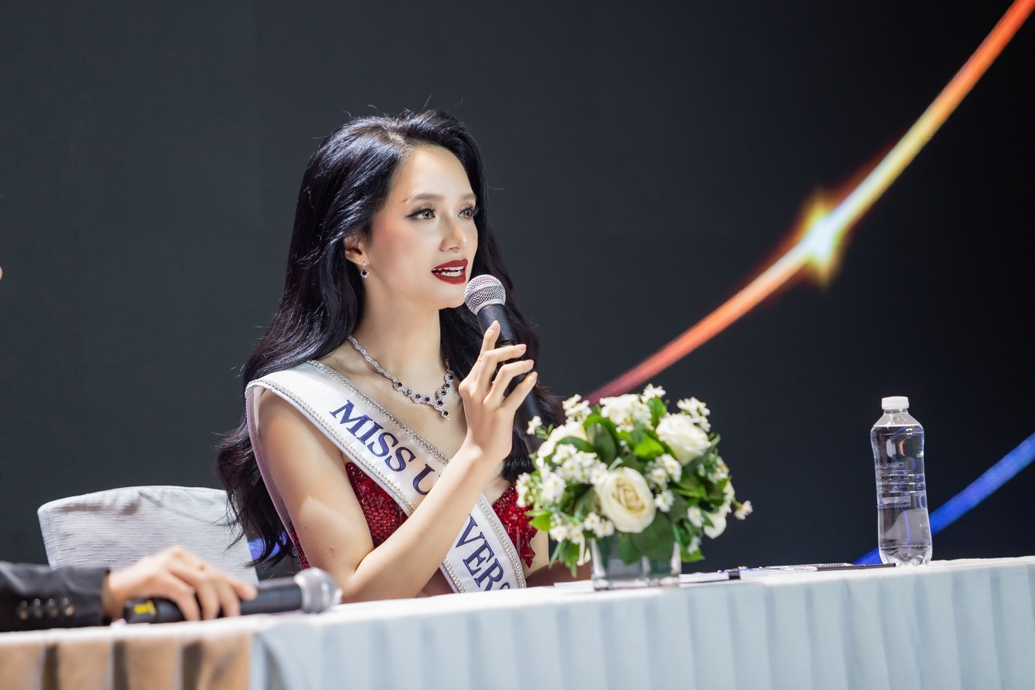 Phản ứng Dược sĩ Tiến khi Hương Giang có lời gửi gắm “người bí ẩn” tại buổi Send-off Ceremony - ảnh 3