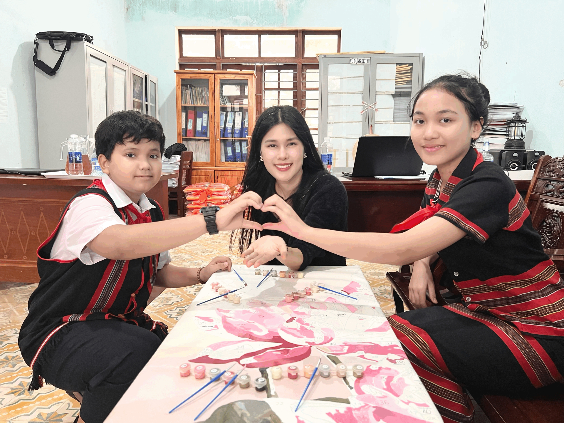 Bức vẽ “54 dân tộc Việt Nam” được ca sĩ Phúc Anh hoàn thiện sau hơn một năm - ảnh 4