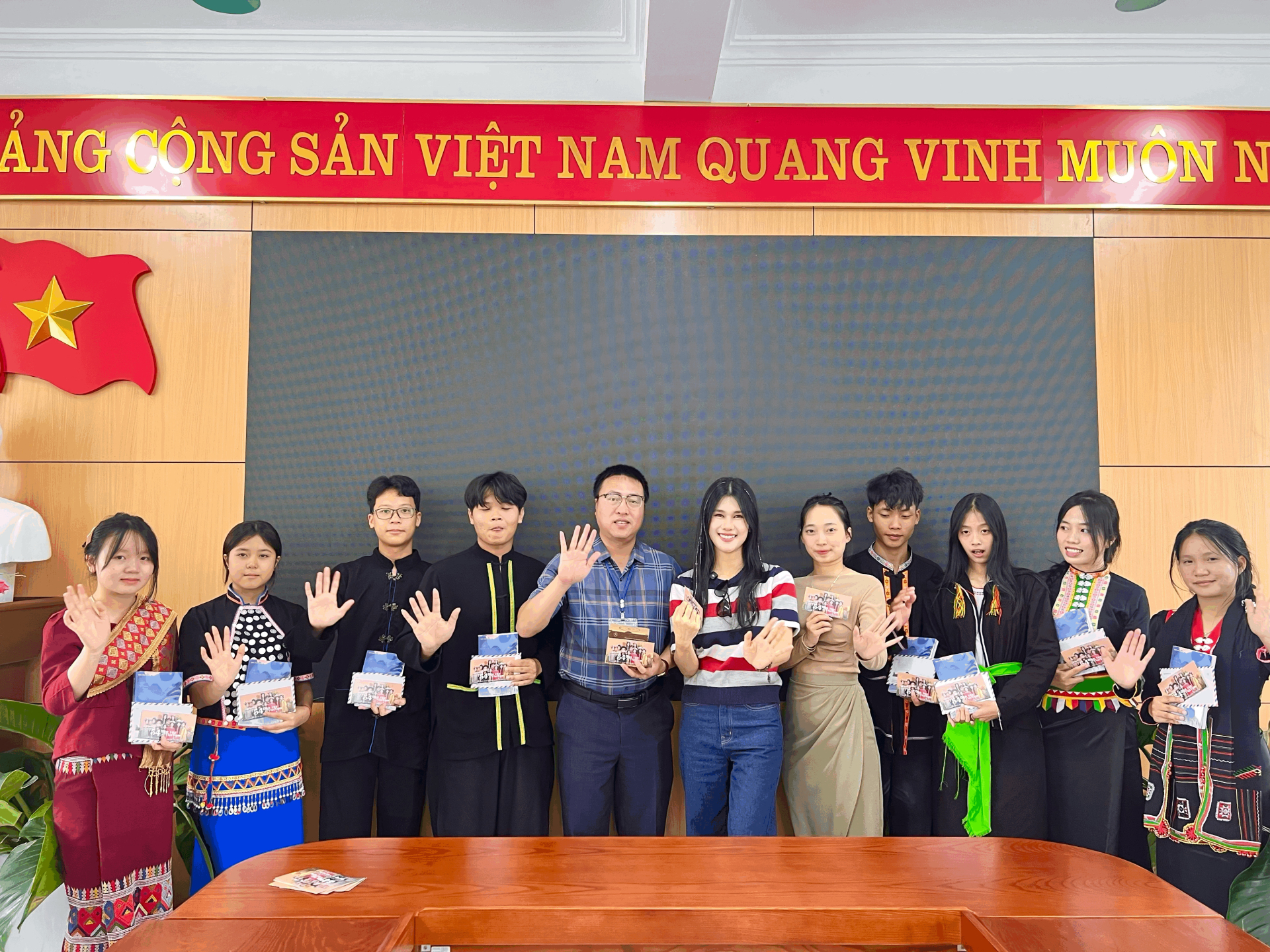 Bức vẽ “54 dân tộc Việt Nam” được ca sĩ Phúc Anh hoàn thiện sau hơn một năm - ảnh 1
