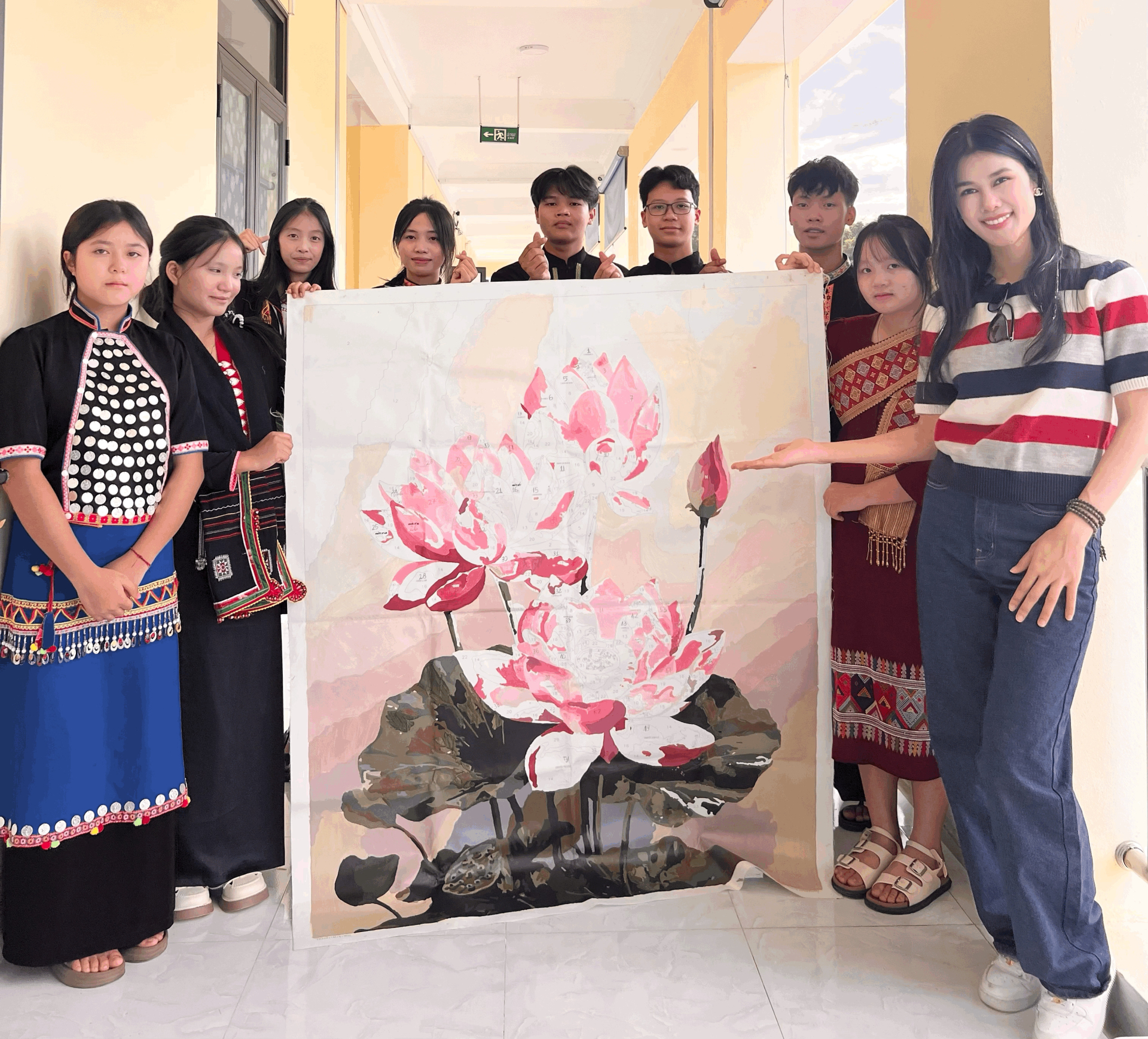 Bức vẽ “54 dân tộc Việt Nam” được ca sĩ Phúc Anh hoàn thiện sau hơn một năm - ảnh 5