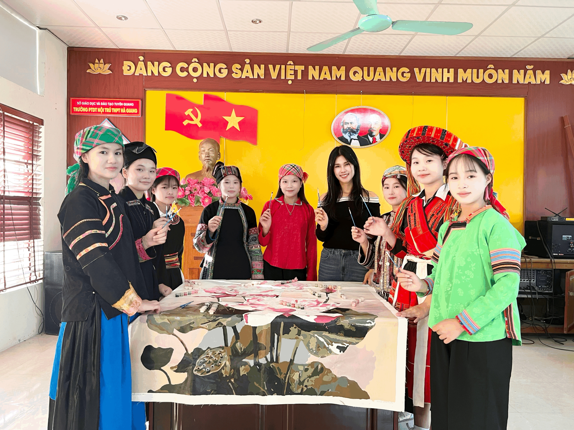 Bức vẽ “54 dân tộc Việt Nam” được ca sĩ Phúc Anh hoàn thiện sau hơn một năm - ảnh 2