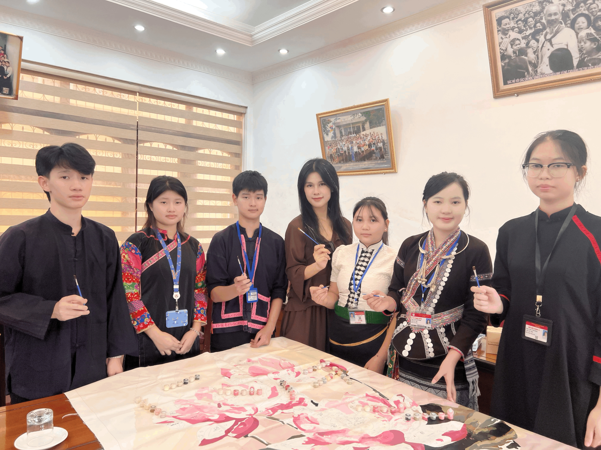 Bức vẽ “54 dân tộc Việt Nam” được ca sĩ Phúc Anh hoàn thiện sau hơn một năm - ảnh 3