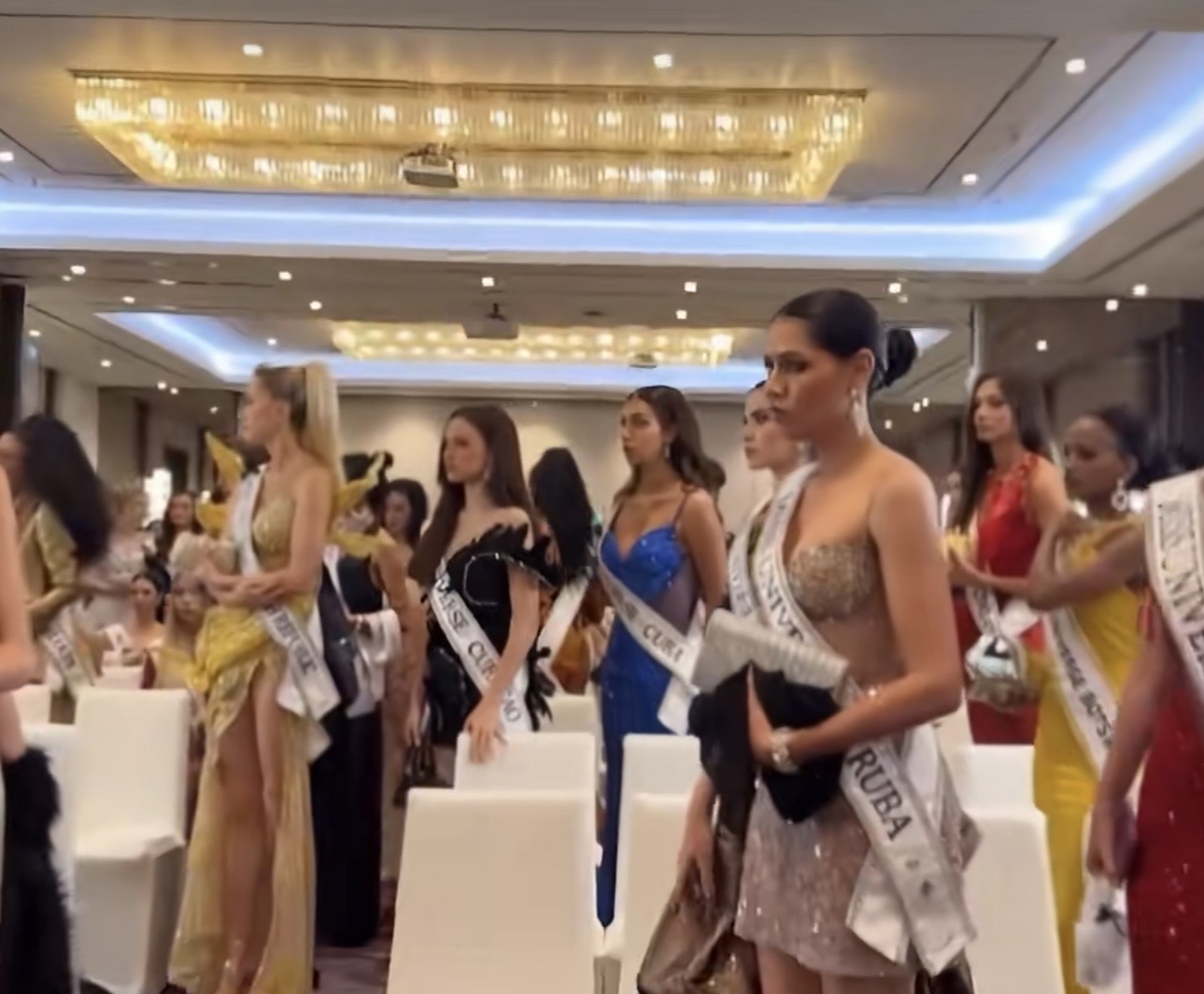 Ông Nawat mắng thẳng thí sinh “Ai ra về thì khỏi thi nữa”, nhiều đại diện tuyên bố rời khỏi cuộc thi - ảnh 2