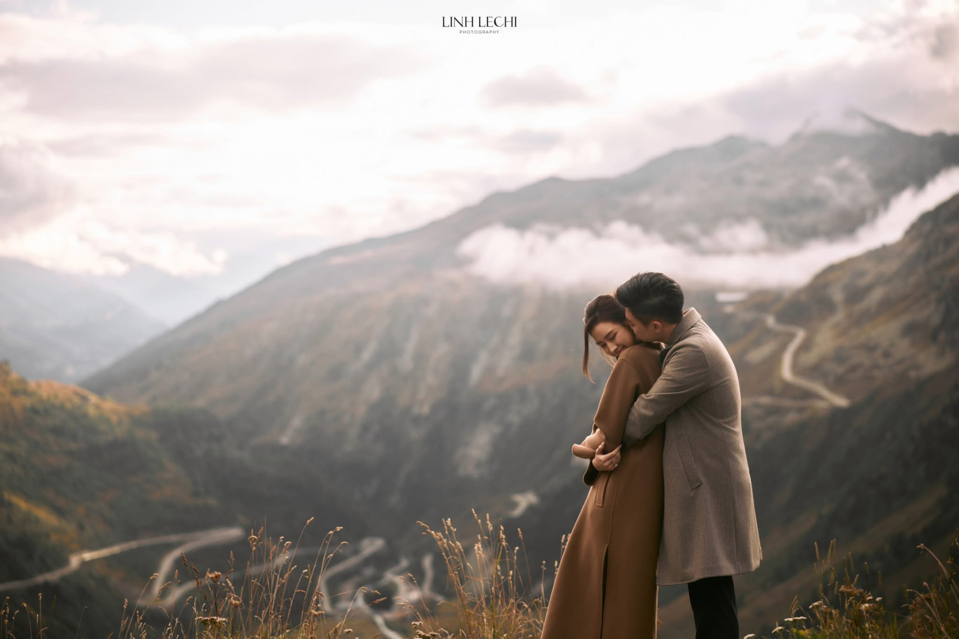 Lộ khoảnh khắc Hoa hậu Đỗ Thị Hà và ông xã tình tứ giữa trời Âu, khiến dân tình “tan chảy” - ảnh 1