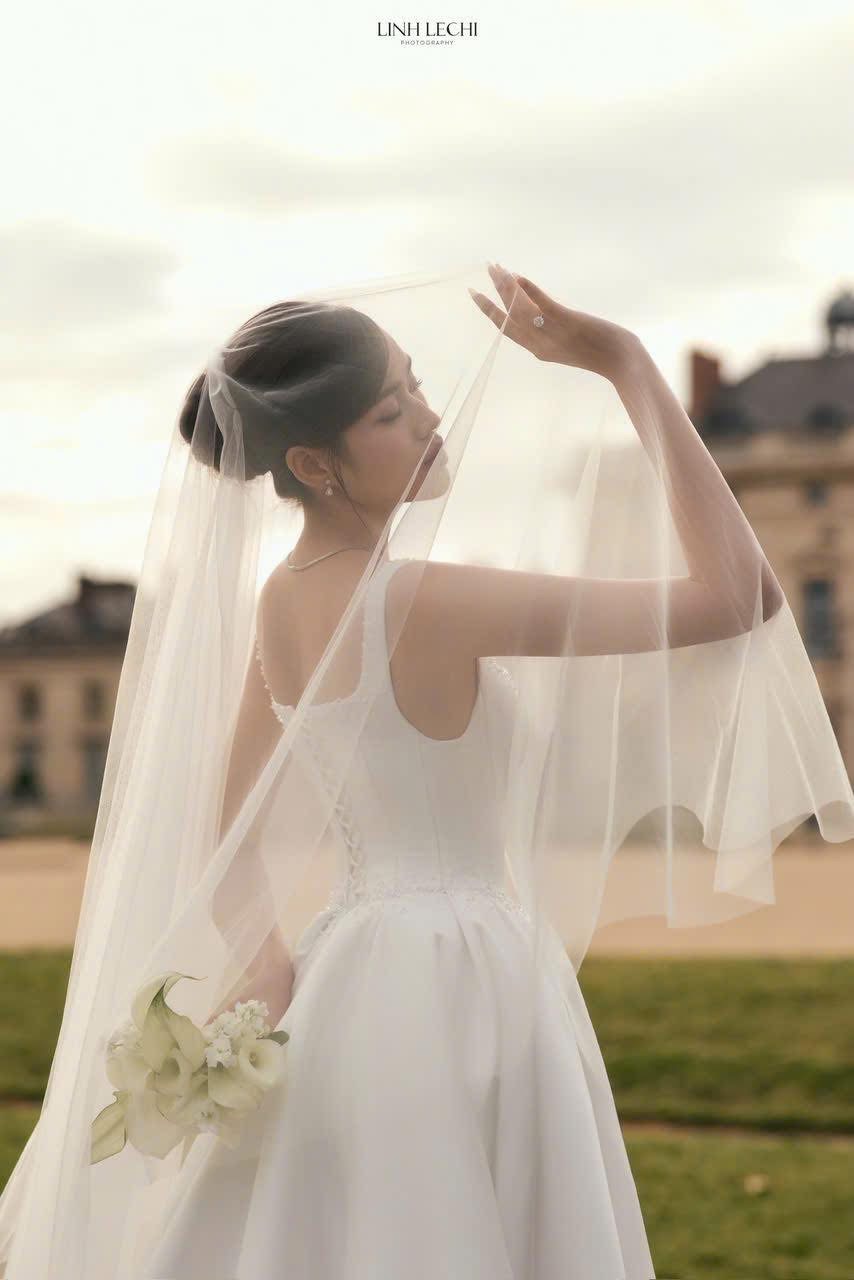 Lộ khoảnh khắc Hoa hậu Đỗ Thị Hà và ông xã tình tứ giữa trời Âu, khiến dân tình “tan chảy” - ảnh 9