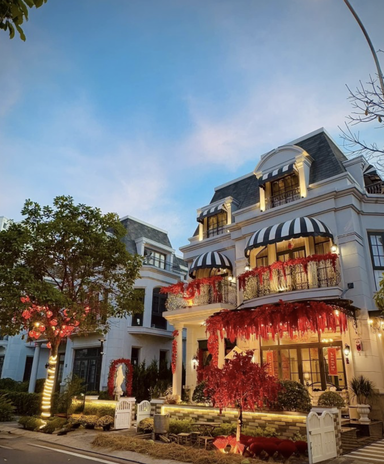 Biệt thự tọa lạc trong một khu cư dân cao cấp, trị giá hàng chục đến hàng trăm tỷ đồng mỗi căn do Thái Công thiết kế hoàn thiện.