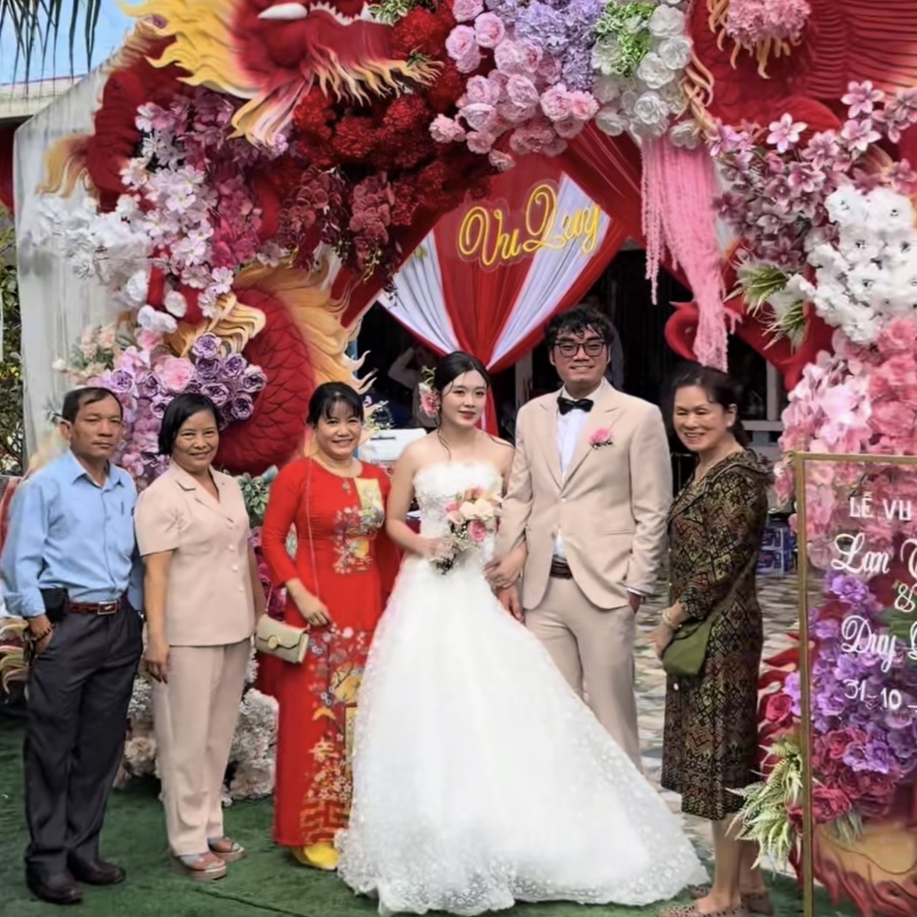 Hai đám cưới hy hữu cách nhau vài bước chân, khách mời “bối rối” sợ ngồi nhầm mâm - ảnh 1