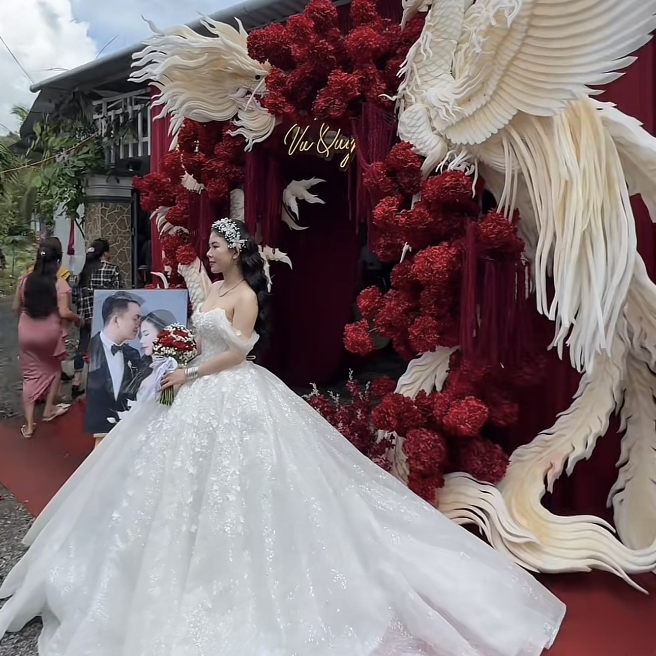 Hai đám cưới hy hữu cách nhau vài bước chân, khách mời “bối rối” sợ ngồi nhầm mâm - ảnh 2