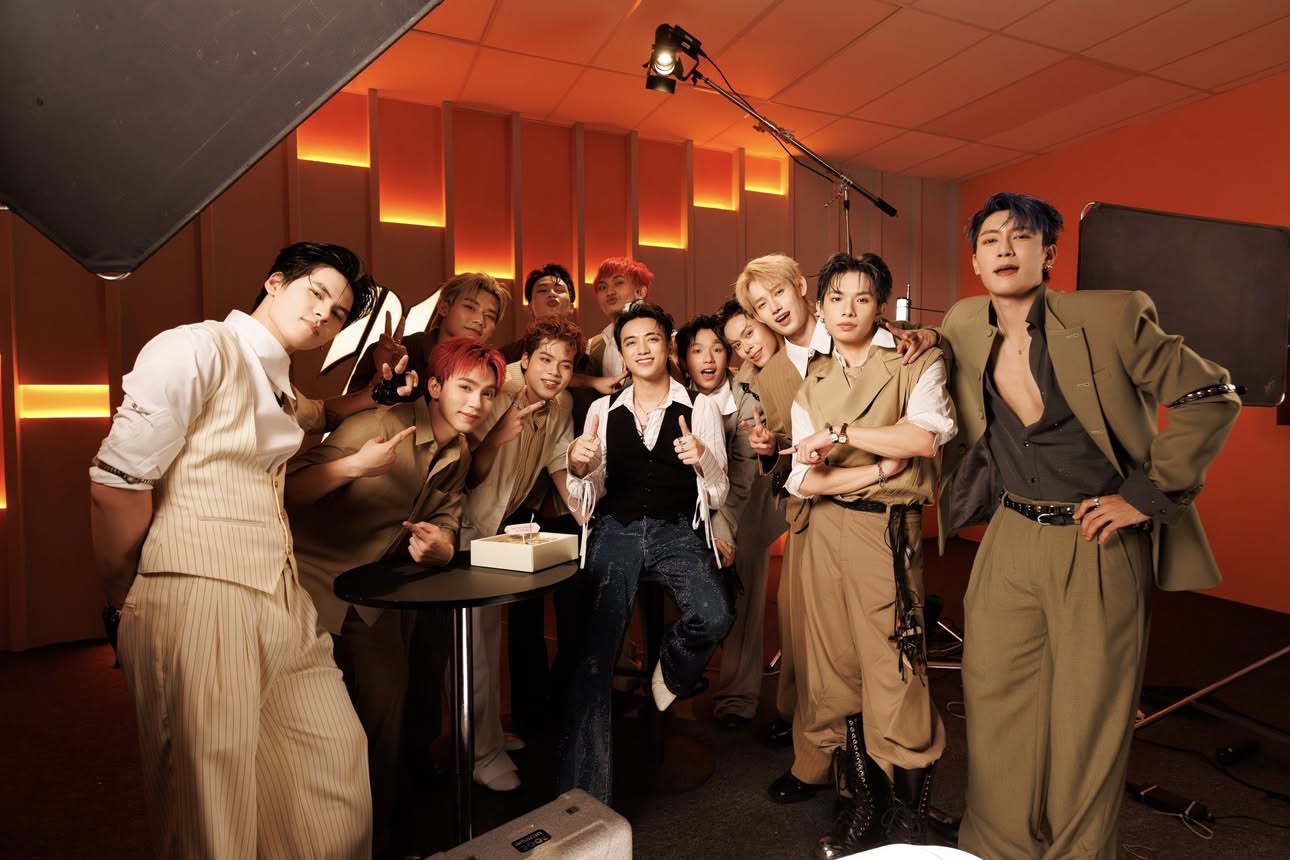 Dàn “con trai” Tân binh diện áo dài đến chúc mừng “ông bố” SOOBIN ra mắt dự án mới - ảnh 2