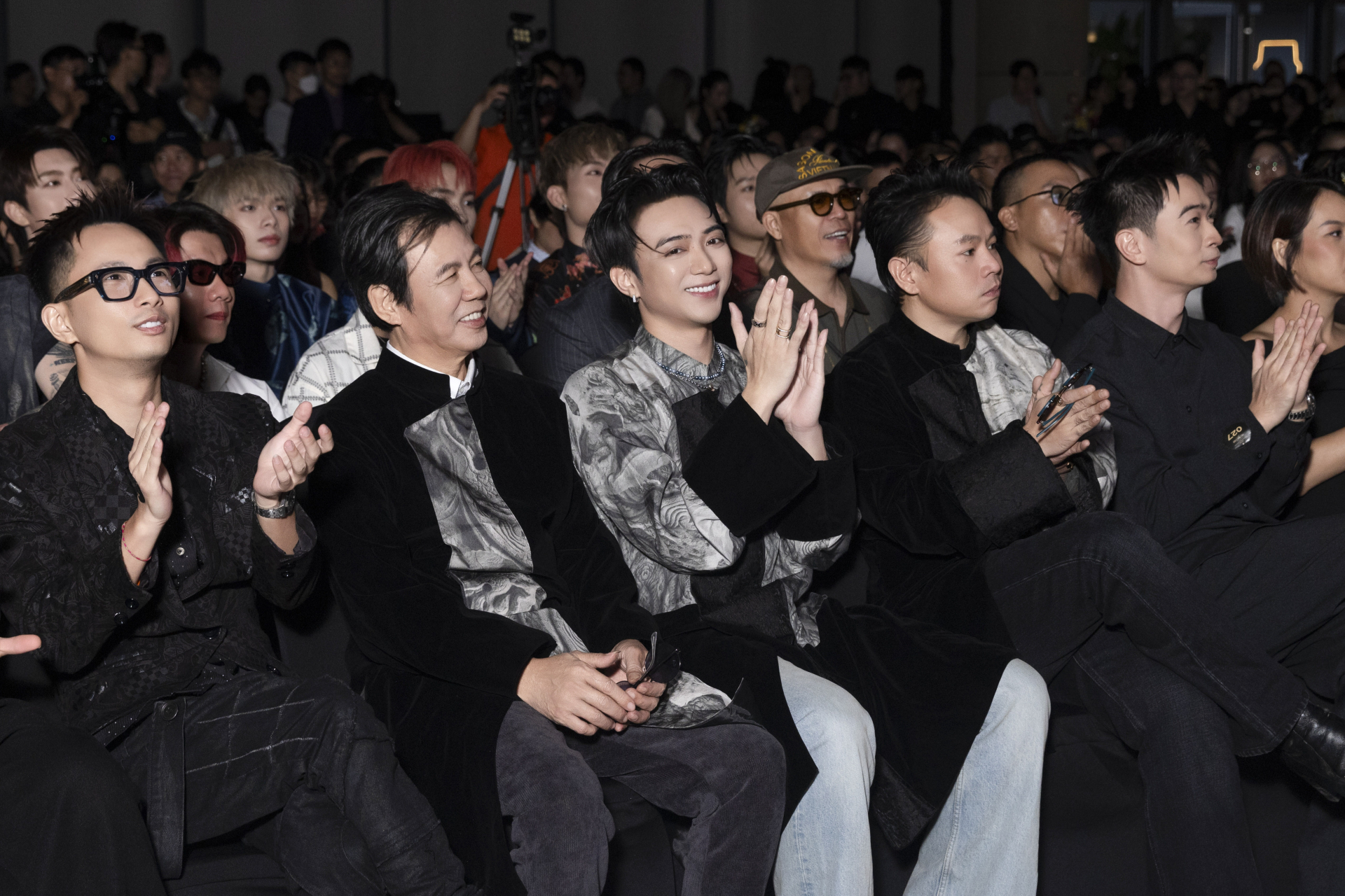 Dàn “con trai” Tân binh diện áo dài đến chúc mừng “ông bố” SOOBIN ra mắt dự án mới - ảnh 1