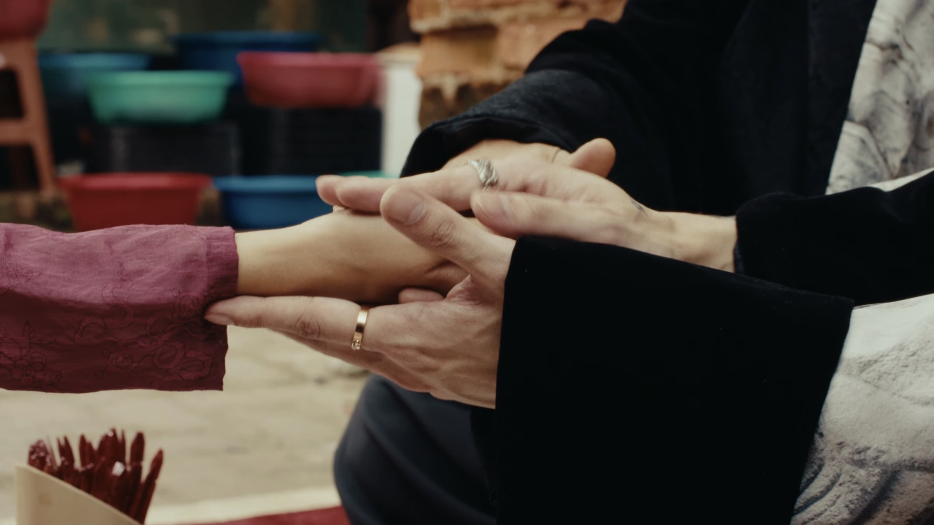 SOOBIN mang loạt trang sức xa xỉ và áo dài truyền thống vào MV “Mục Hạ Vô Nhân” - ảnh 3