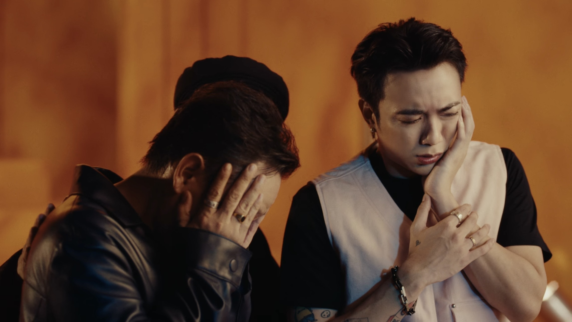 SOOBIN mang loạt trang sức xa xỉ và áo dài truyền thống vào MV “Mục Hạ Vô Nhân” - ảnh 4