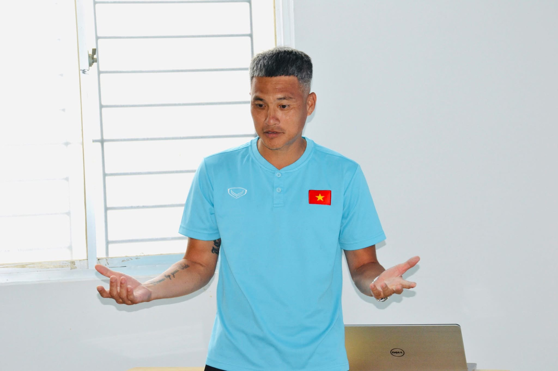 Công Vinh tóc bạc trắng, diện mạo thay đổi khiến khán giả không khỏi bất ngờ - ảnh 2