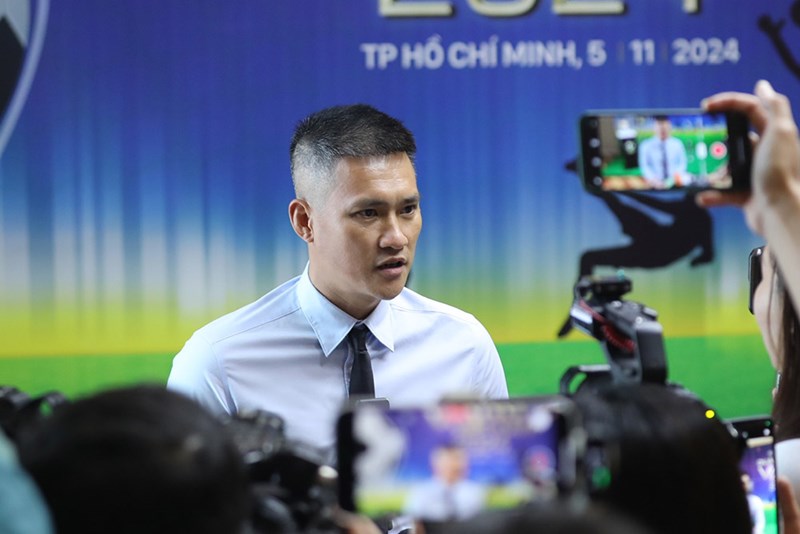 Công Vinh tóc bạc trắng, diện mạo thay đổi khiến khán giả không khỏi bất ngờ - ảnh 1