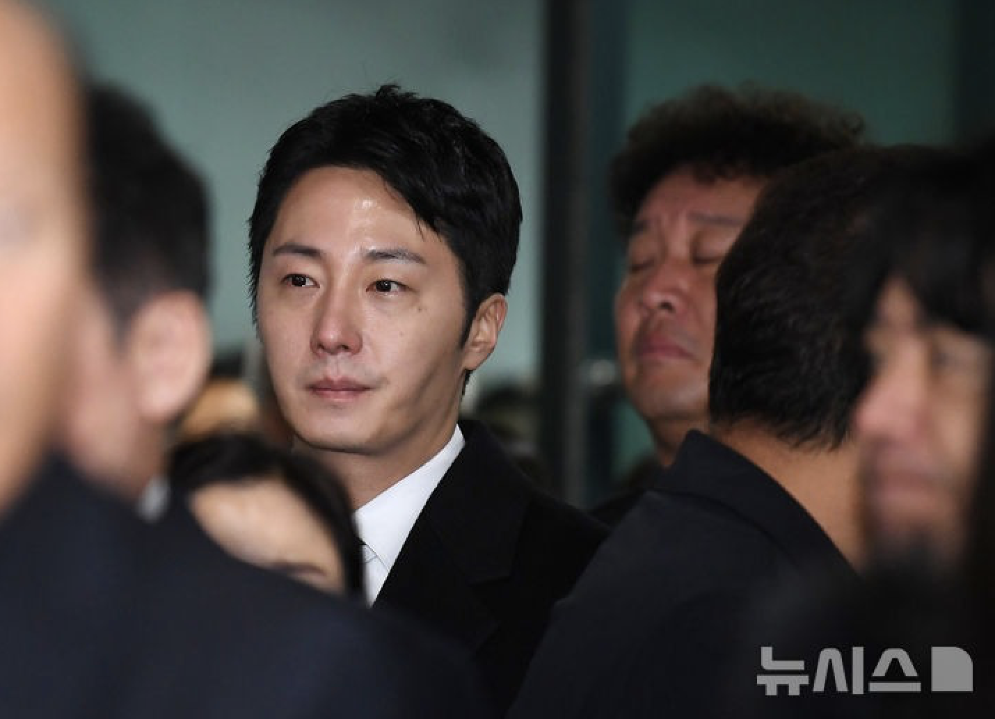 Ha Ji Won, “cháu trai” Jung Il Woo và dàn sao nghẹn ngào tiễn biệt 'ông nội quốc dân' Lee Soon Jae - ảnh 13