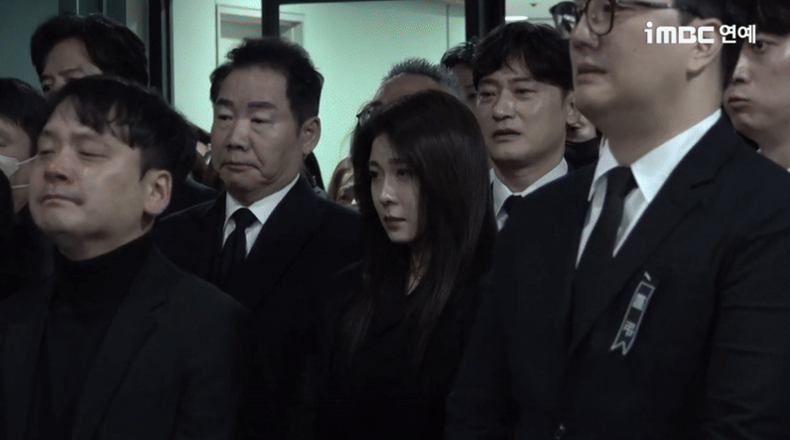 Ha Ji Won, “cháu trai” Jung Il Woo và dàn sao nghẹn ngào tiễn biệt 'ông nội quốc dân' Lee Soon Jae - ảnh 11