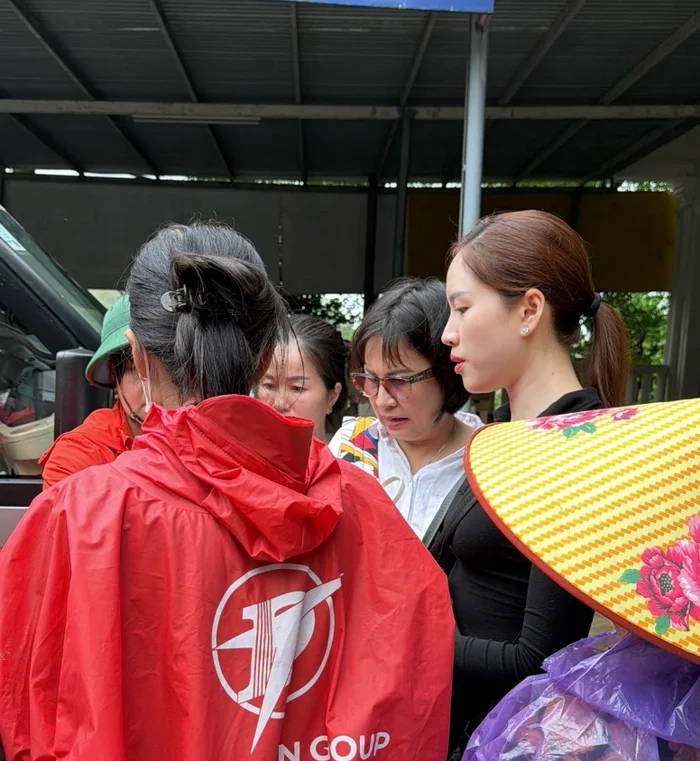 MC Thanh Thanh Huyền bật khóc nức nở khi trở về từ vùng lũ - ảnh 4