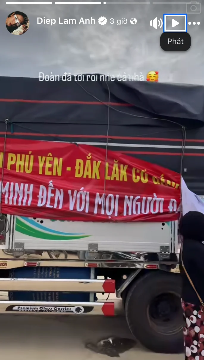 Diệp Lâm Anh cùng đội nhóm đã tới địa điểm bị ảnh hưởng sau lũ lụt. Ảnh: FBNV