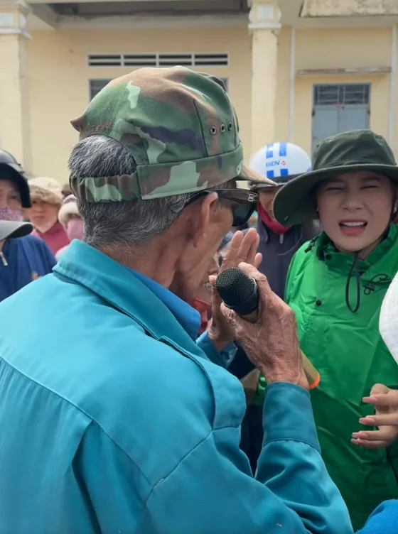 Hồ Bích Trâm tới Bình Định để gửi nhu yếu phẩm cho người dân ở nơi đây. Ảnh: FBNV