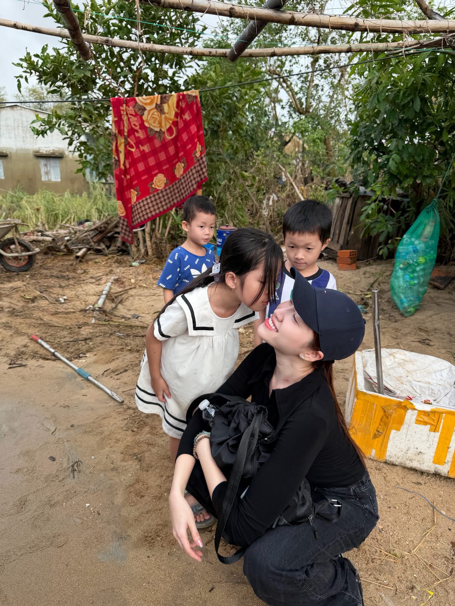 MC Thanh Thanh Huyền bật khóc nức nở khi trở về từ vùng lũ - ảnh 2