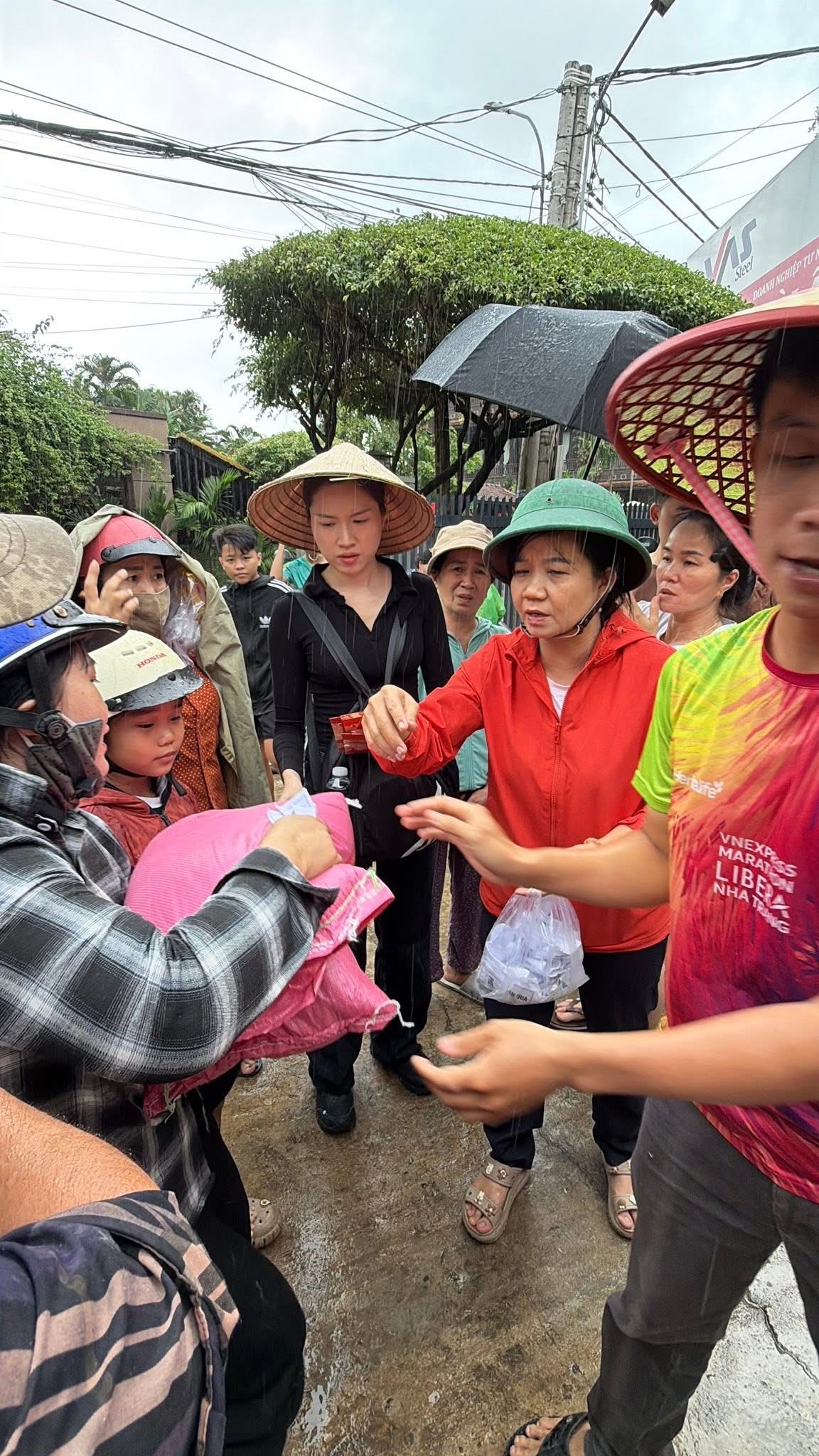 MC Thanh Thanh Huyền bật khóc nức nở khi trở về từ vùng lũ - ảnh 3