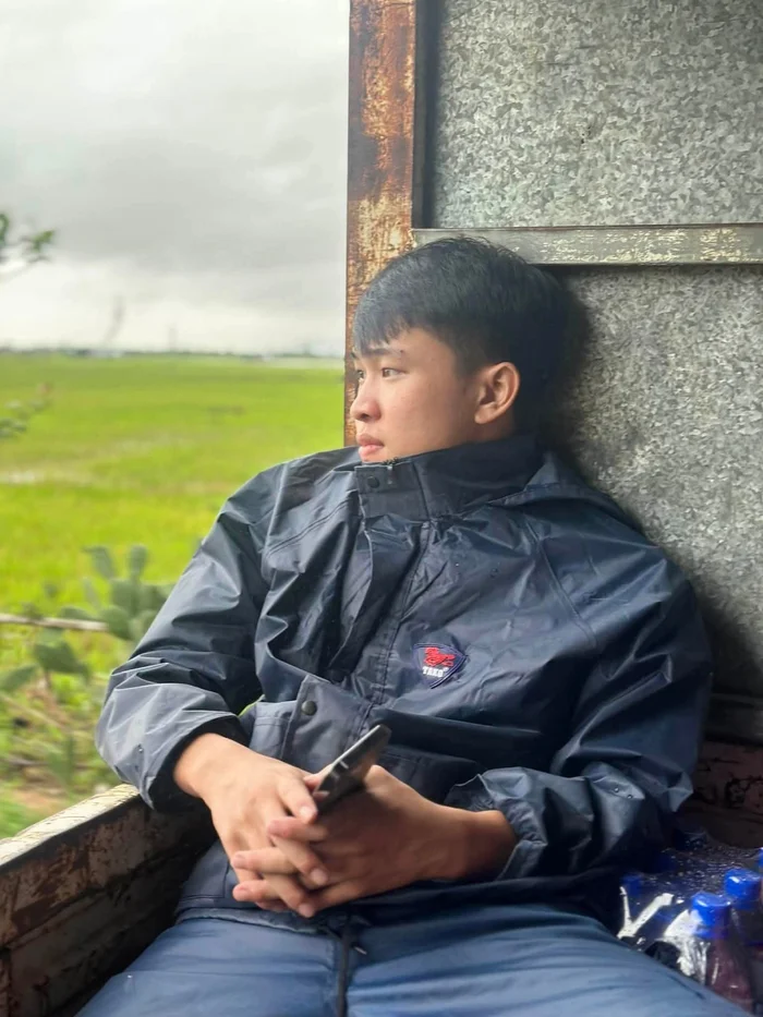 Đàm Vĩnh Hưng gây xúc động khi gọi cho nam sinh trùng tên cứu người ở vùng lũ - ảnh 2