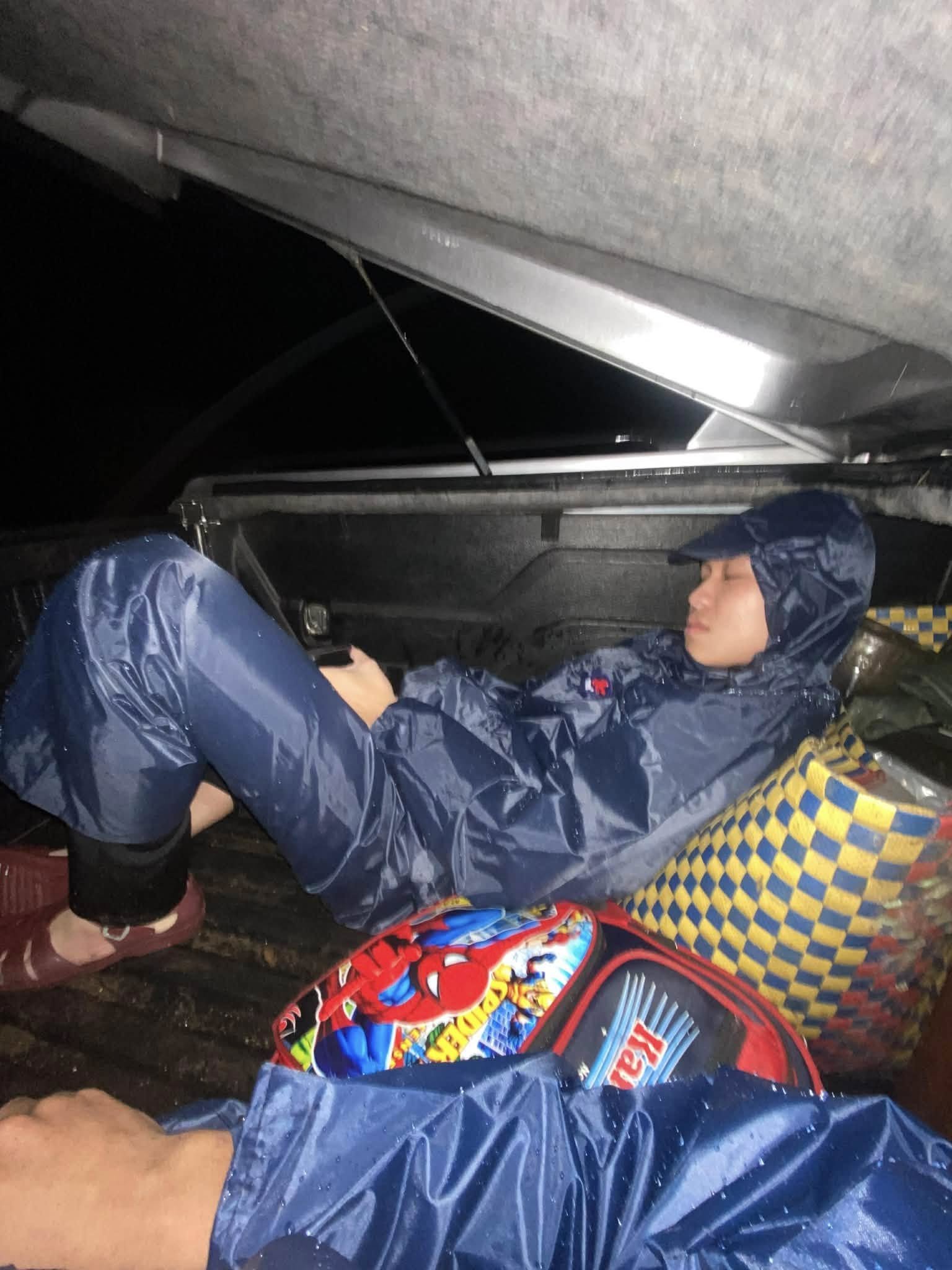 Đàm Vĩnh Hưng gây xúc động khi gọi cho nam sinh trùng tên cứu người ở vùng lũ - ảnh 5