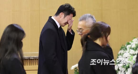 Ha Ji Won, “cháu trai” Jung Il Woo và dàn sao nghẹn ngào tiễn biệt 'ông nội quốc dân' Lee Soon Jae - ảnh 7