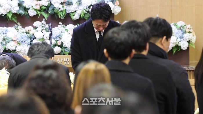 Ha Ji Won, “cháu trai” Jung Il Woo và dàn sao nghẹn ngào tiễn biệt 'ông nội quốc dân' Lee Soon Jae - ảnh 8
