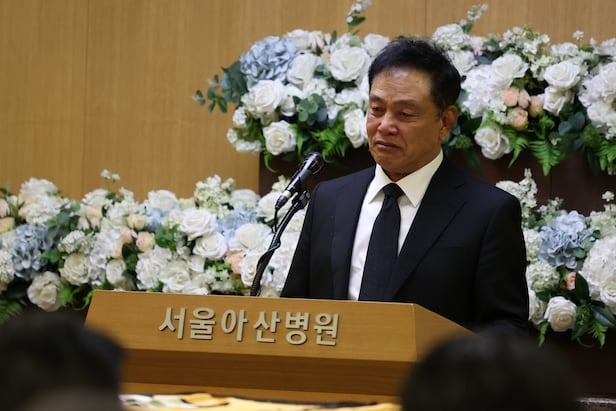 Ha Ji Won, “cháu trai” Jung Il Woo và dàn sao nghẹn ngào tiễn biệt 'ông nội quốc dân' Lee Soon Jae - ảnh 3