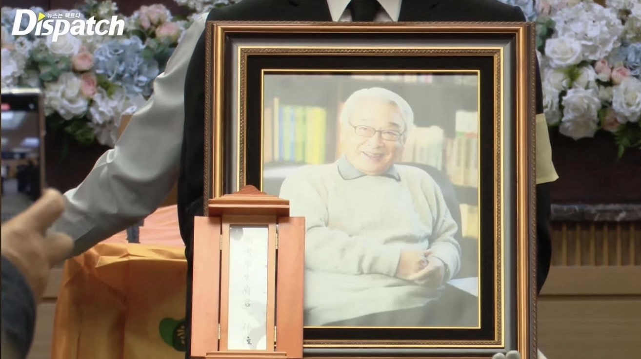 Ha Ji Won, “cháu trai” Jung Il Woo và dàn sao nghẹn ngào tiễn biệt 'ông nội quốc dân' Lee Soon Jae - ảnh 9