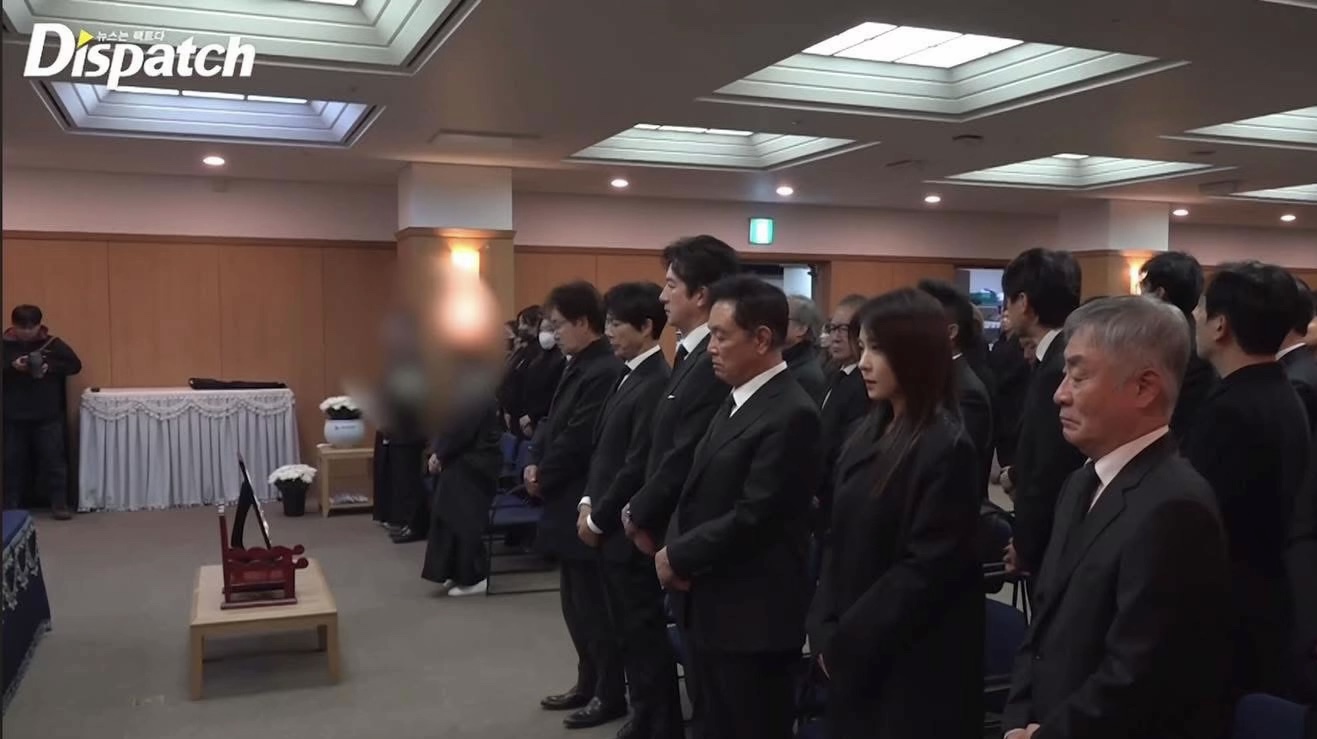 Ha Ji Won, “cháu trai” Jung Il Woo và dàn sao nghẹn ngào tiễn biệt 'ông nội quốc dân' Lee Soon Jae - ảnh 4