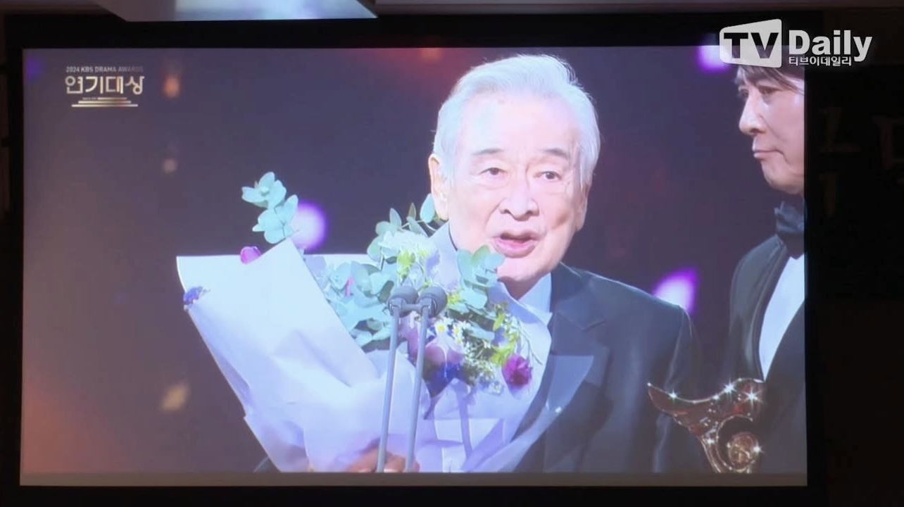 Ha Ji Won, “cháu trai” Jung Il Woo và dàn sao nghẹn ngào tiễn biệt 'ông nội quốc dân' Lee Soon Jae - ảnh 10