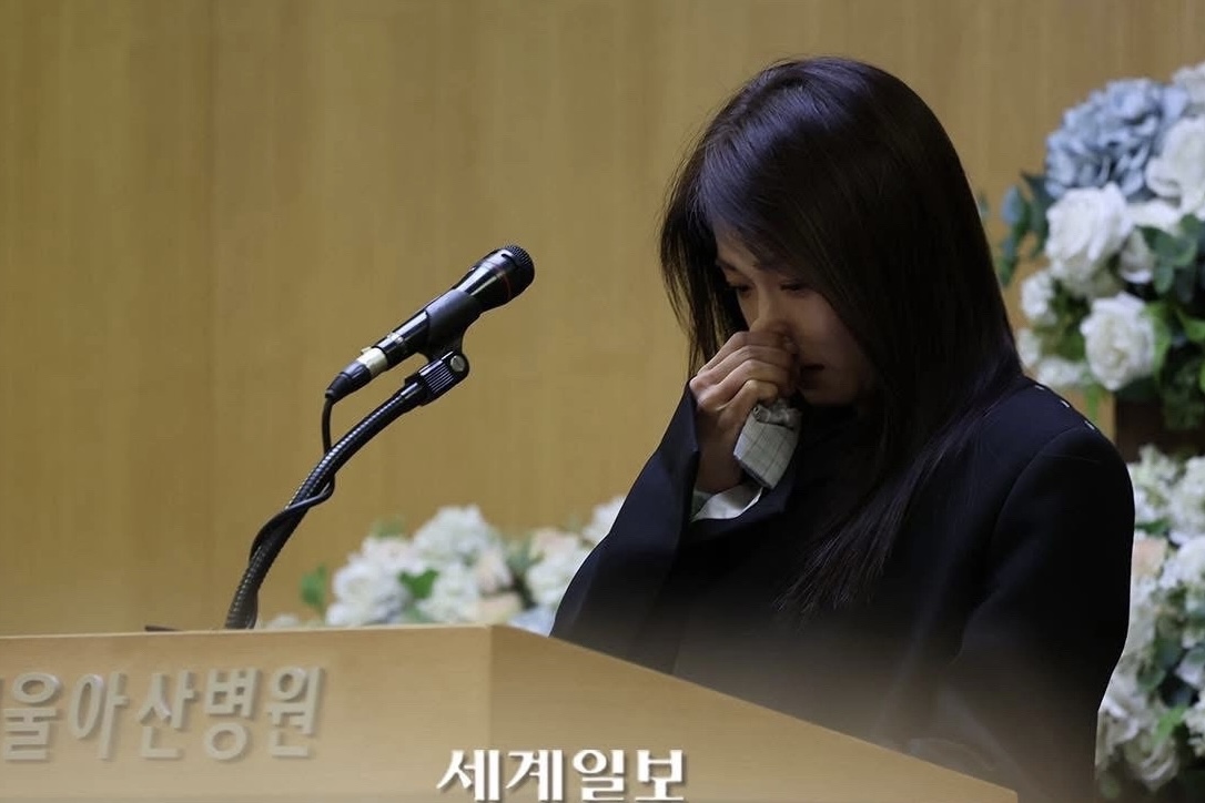 Ha Ji Won, “cháu trai” Jung Il Woo và dàn sao nghẹn ngào tiễn biệt 'ông nội quốc dân' Lee Soon Jae - ảnh 2