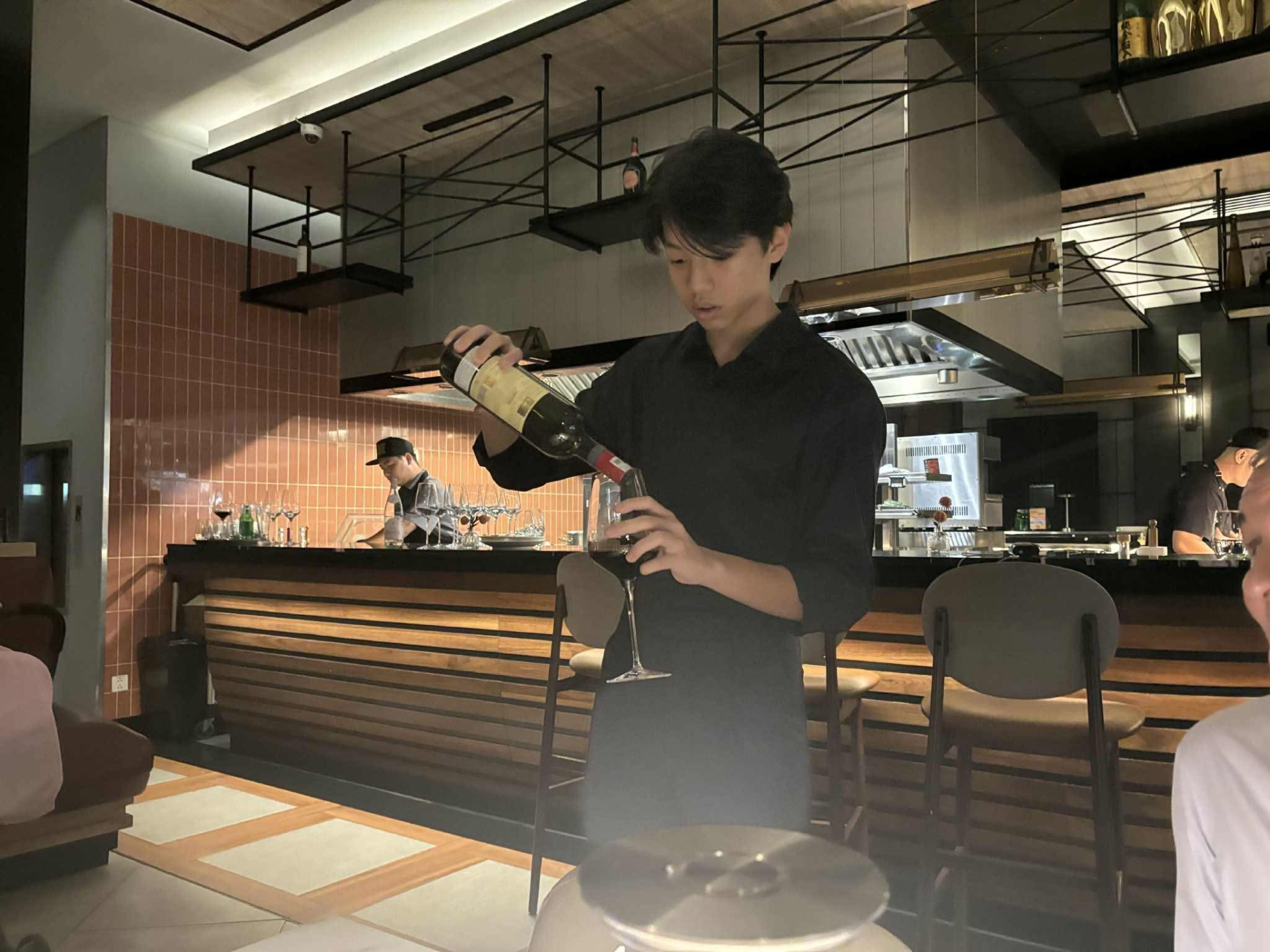 Mới 15 tuổi, con trai Cường Đô La - Hồ Ngọc Hà đã tự tay giúp đỡ bà con vùng lũ khiến netizen ngưỡng mộ - ảnh 4