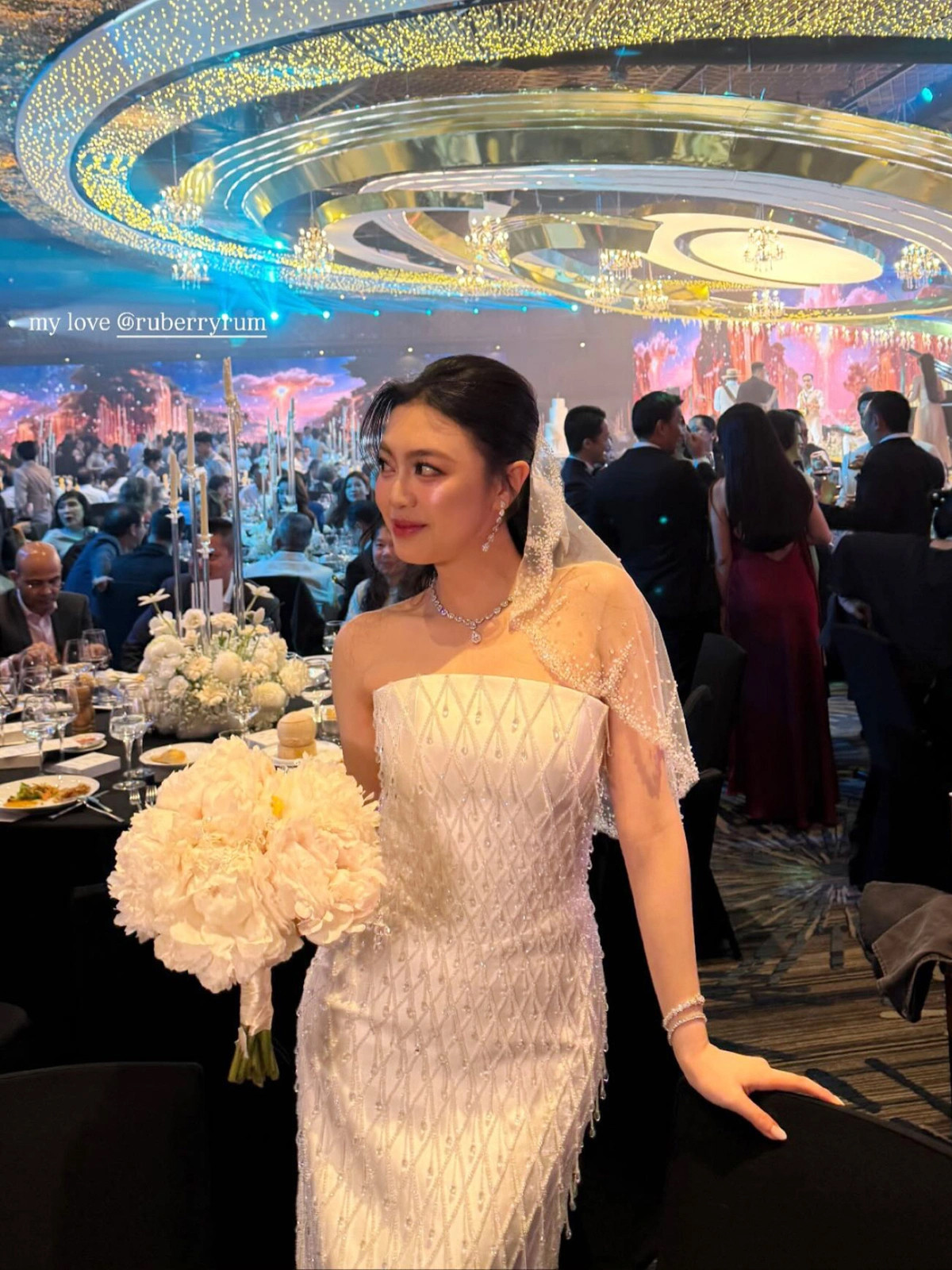 Choáng ngợp tiệc cưới phủ hoa tươi của Phan Hoàng và tiểu thư gia tộc nghìn tỷ - ảnh 2